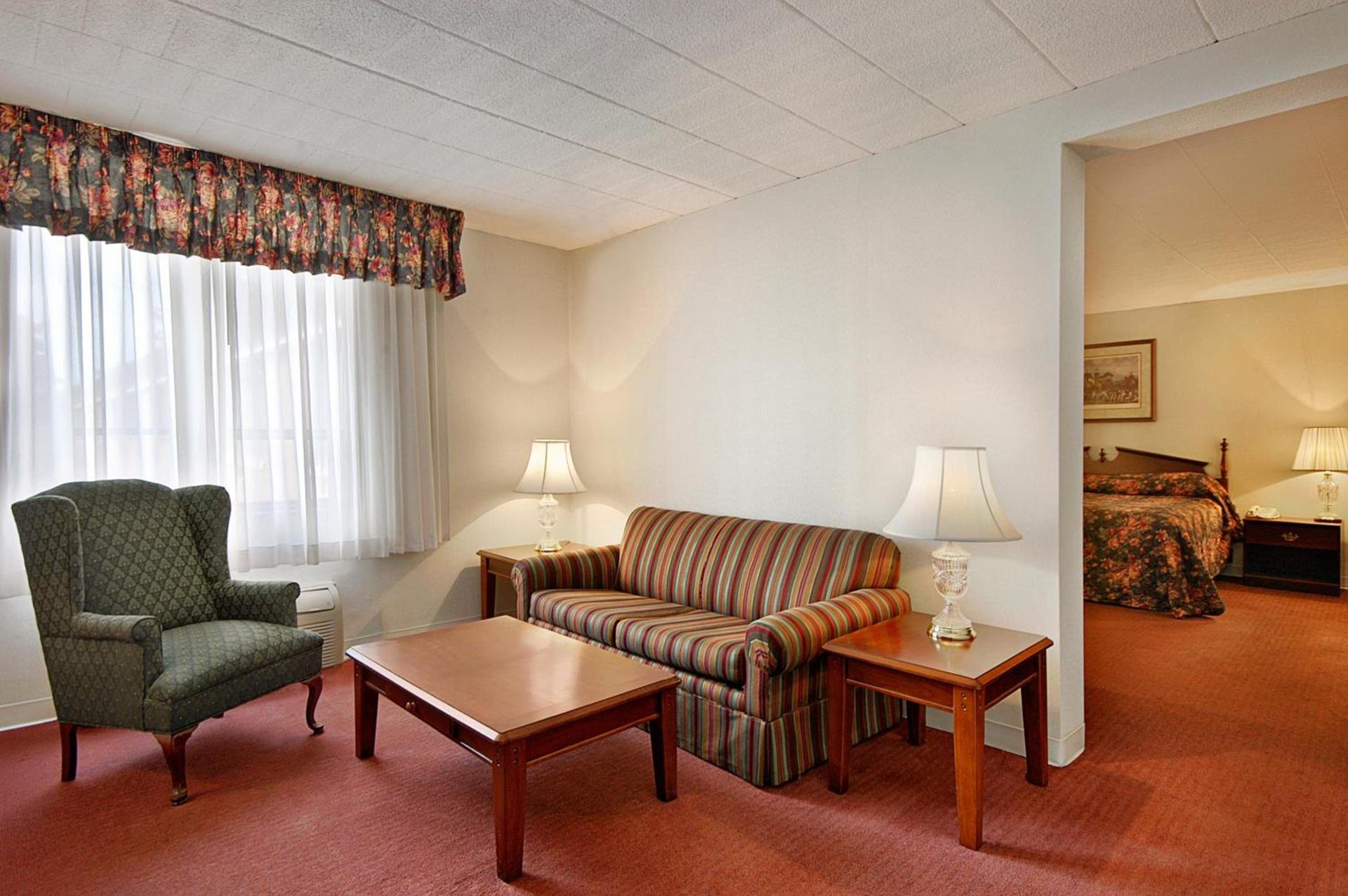 Ramada by Wyndham Ligonier photo 49