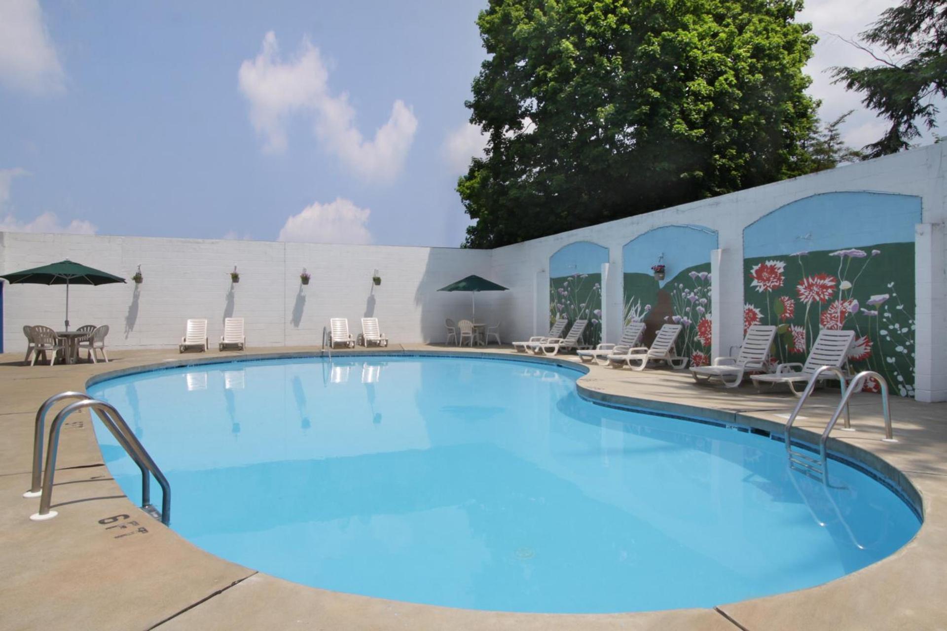 Ramada by Wyndham Ligonier photo 11