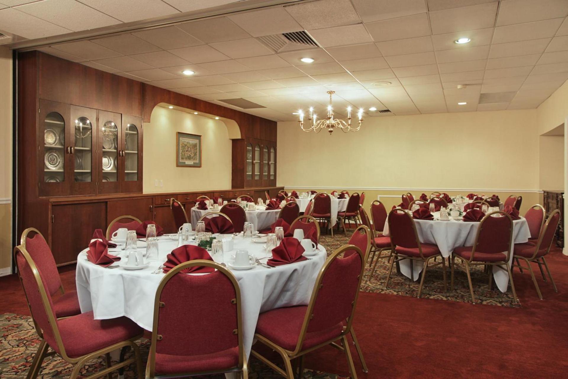 Ramada by Wyndham Ligonier photo 9