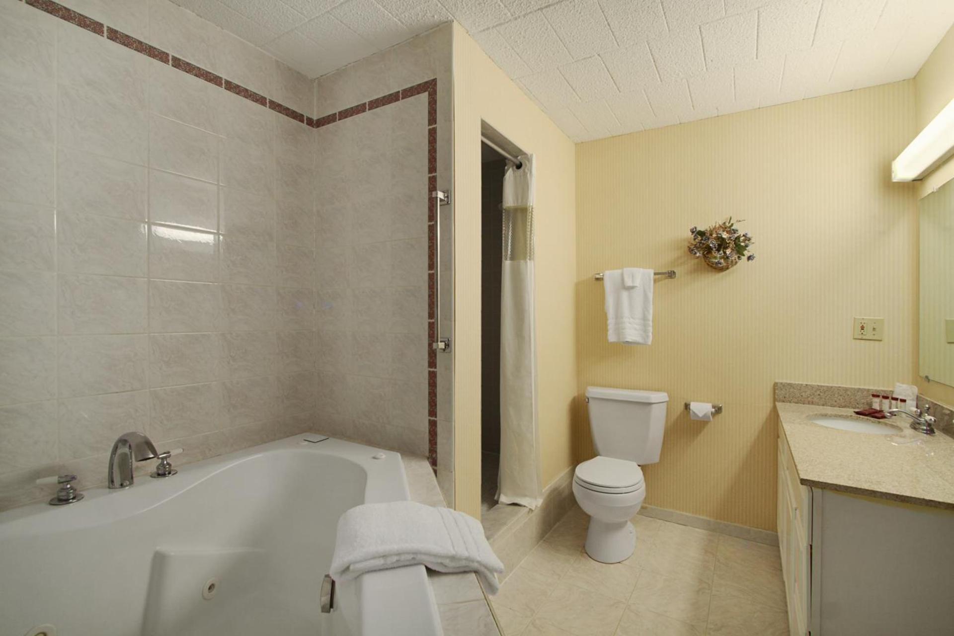 Ramada by Wyndham Ligonier photo 62