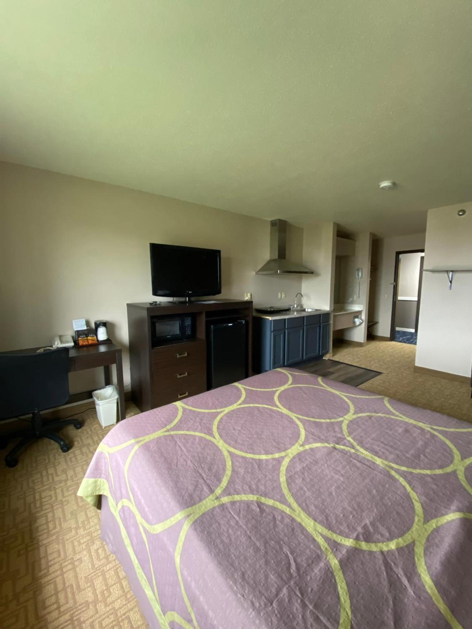 Super 8 by Wyndham Jackson MN photo 48