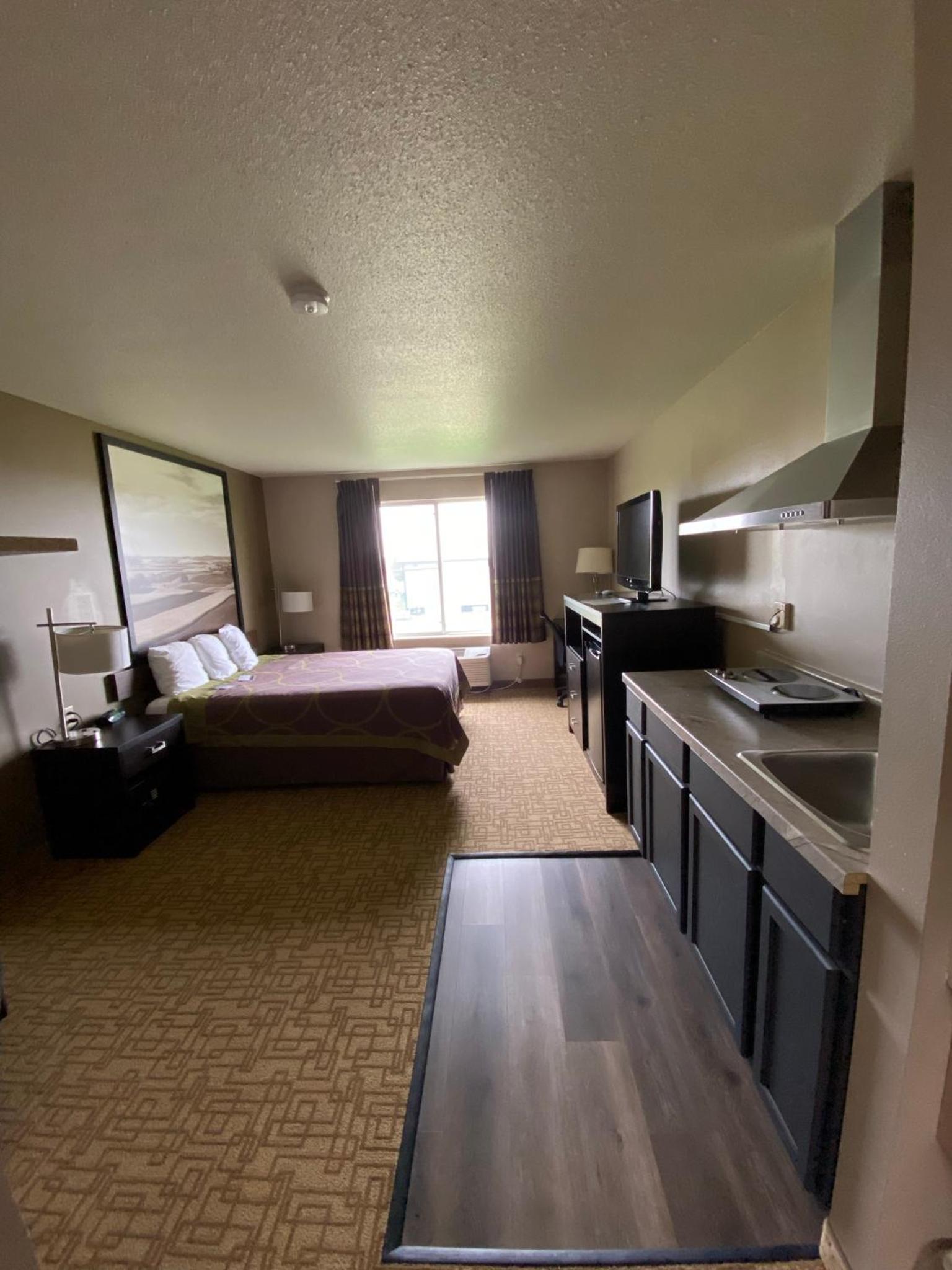 Super 8 by Wyndham Jackson MN photo 47