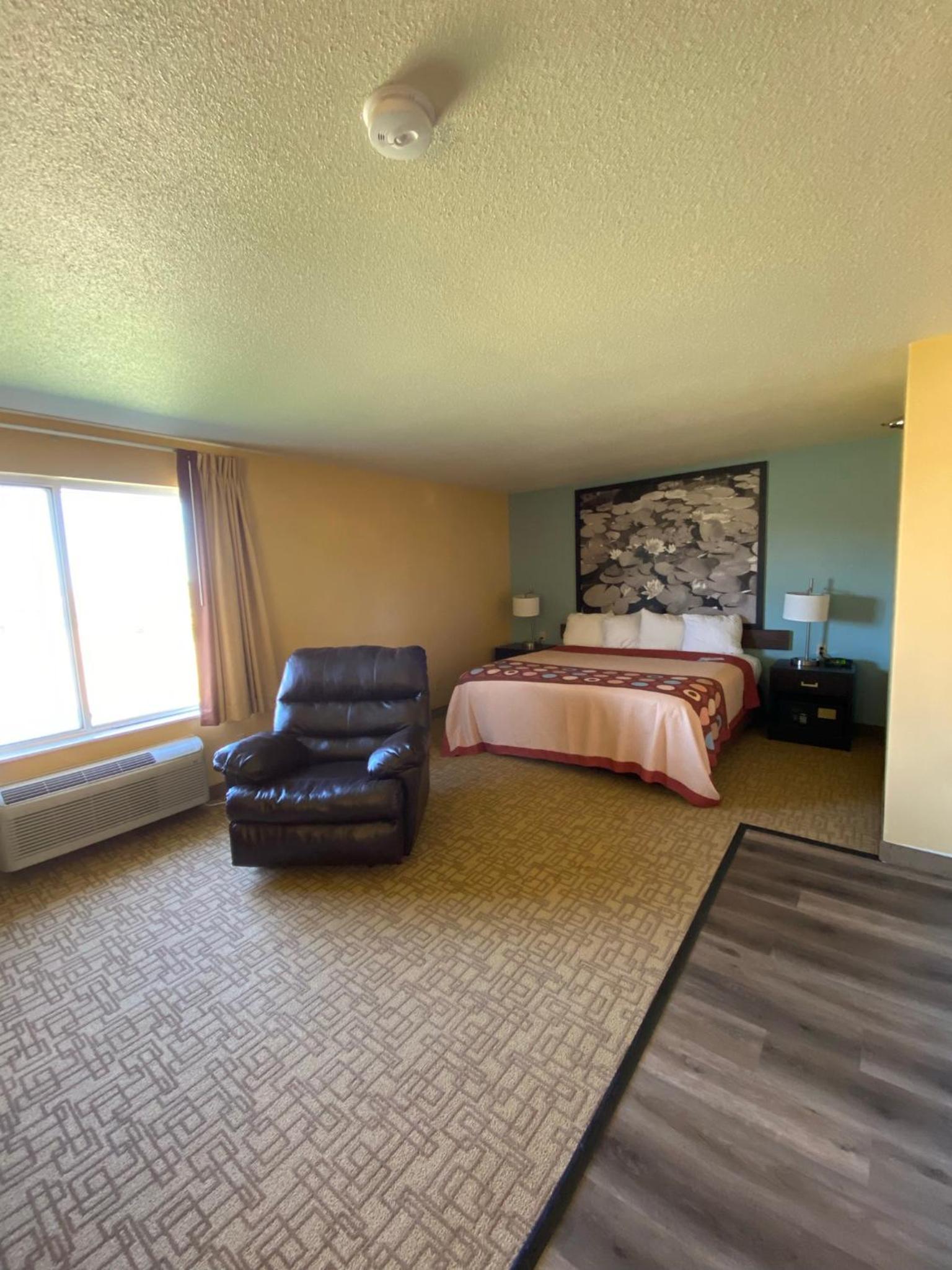 Super 8 by Wyndham Jackson MN photo 56