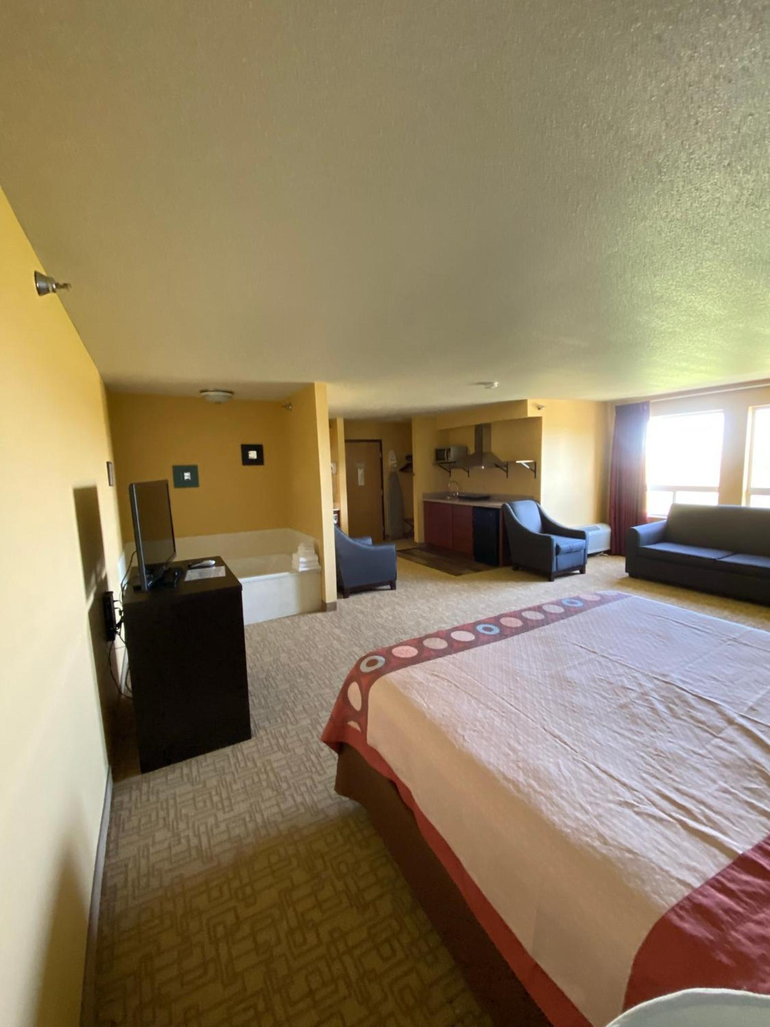 Super 8 by Wyndham Jackson MN photo 52