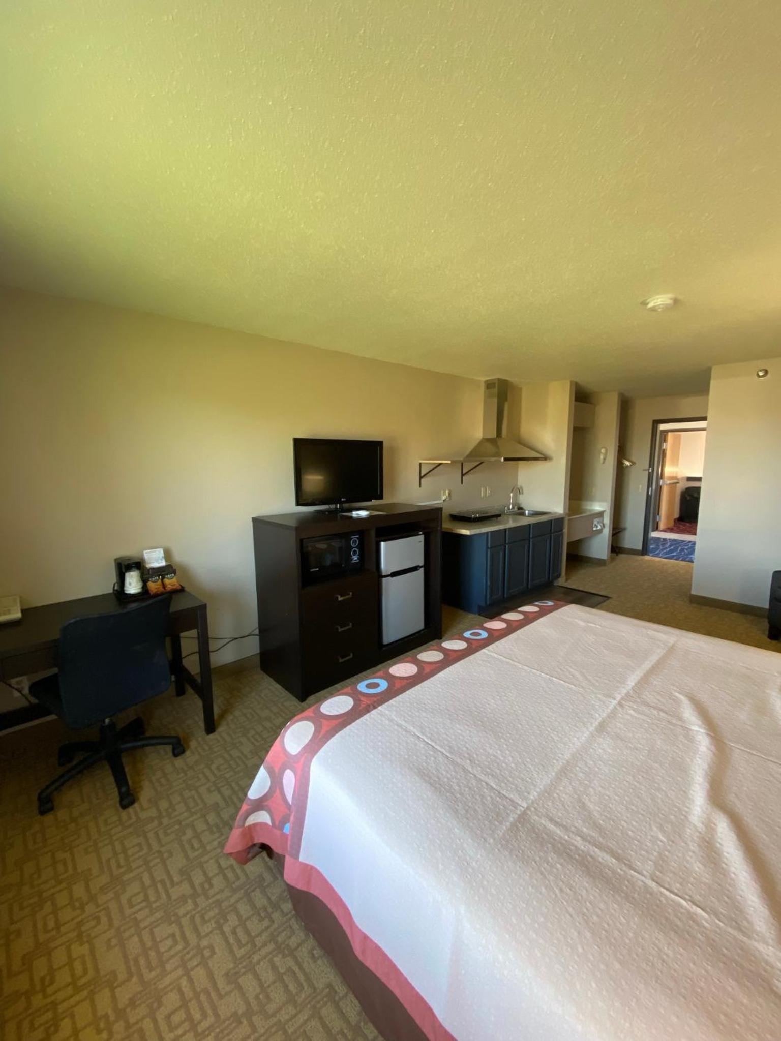 Super 8 by Wyndham Jackson MN photo 51