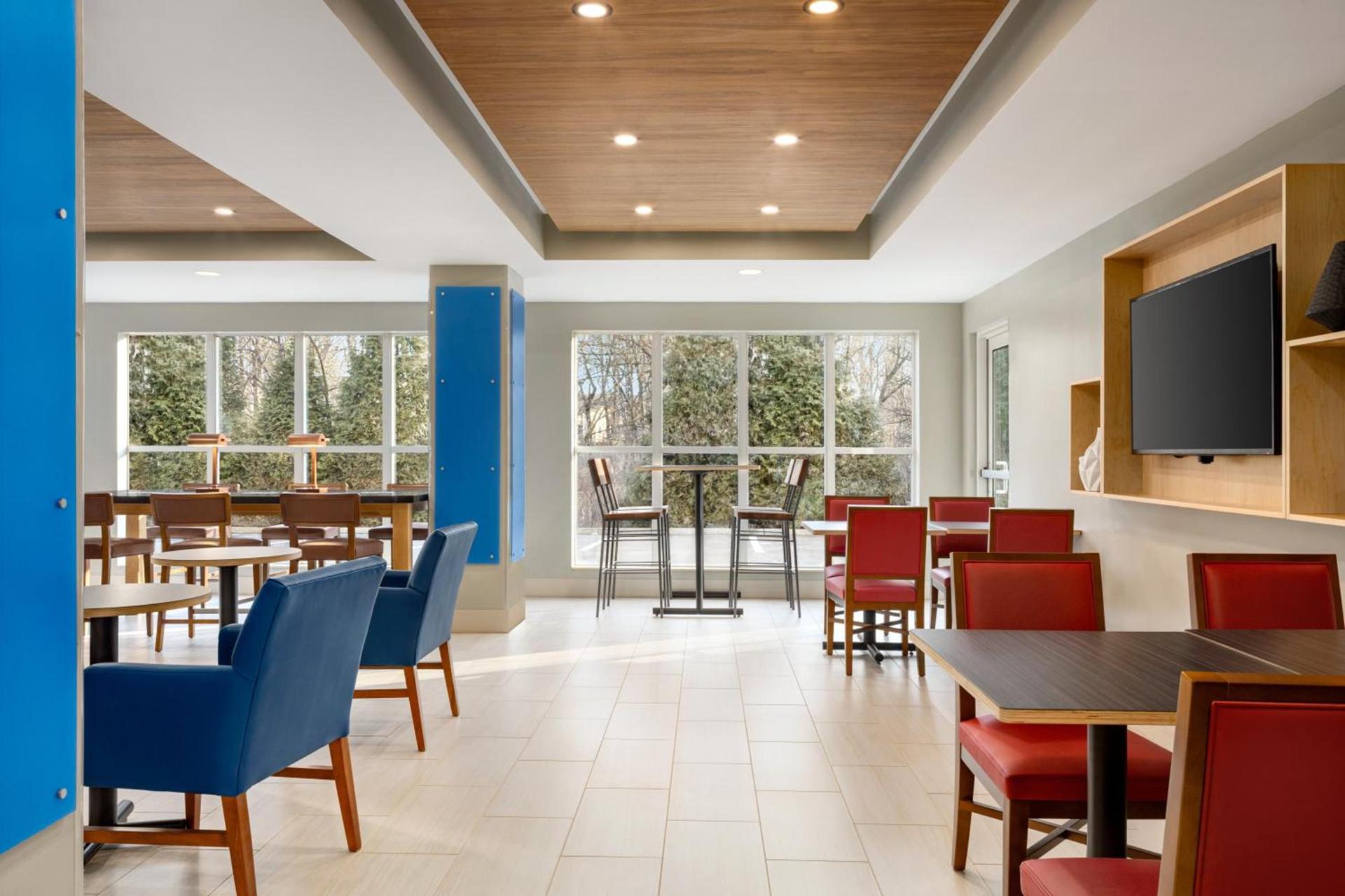 Holiday Inn Express & Suites Philadelphia - Mt Laurel by IHG photo 42