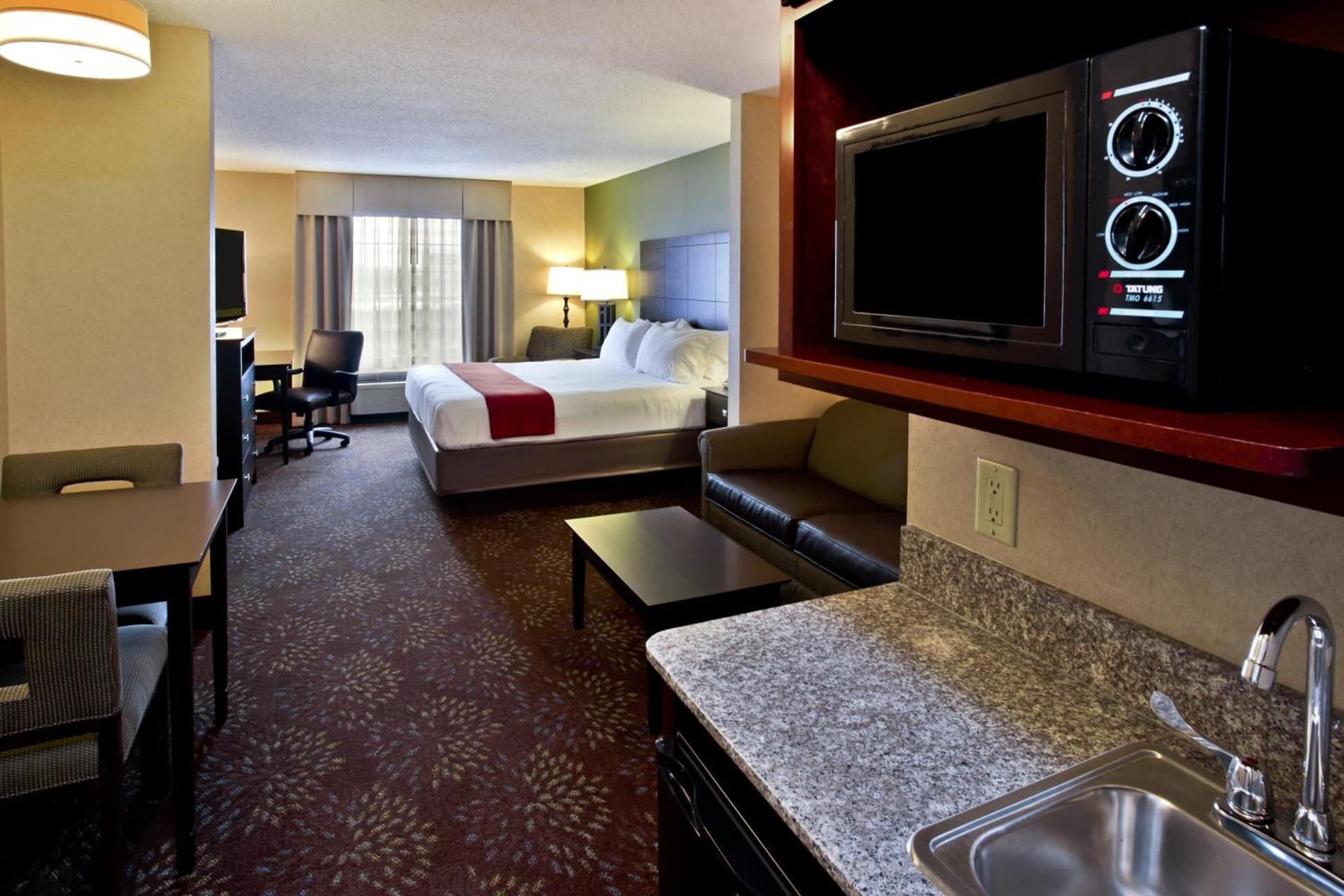 Holiday Inn Express Hotel & Suites Woodhaven by IHG photo 52