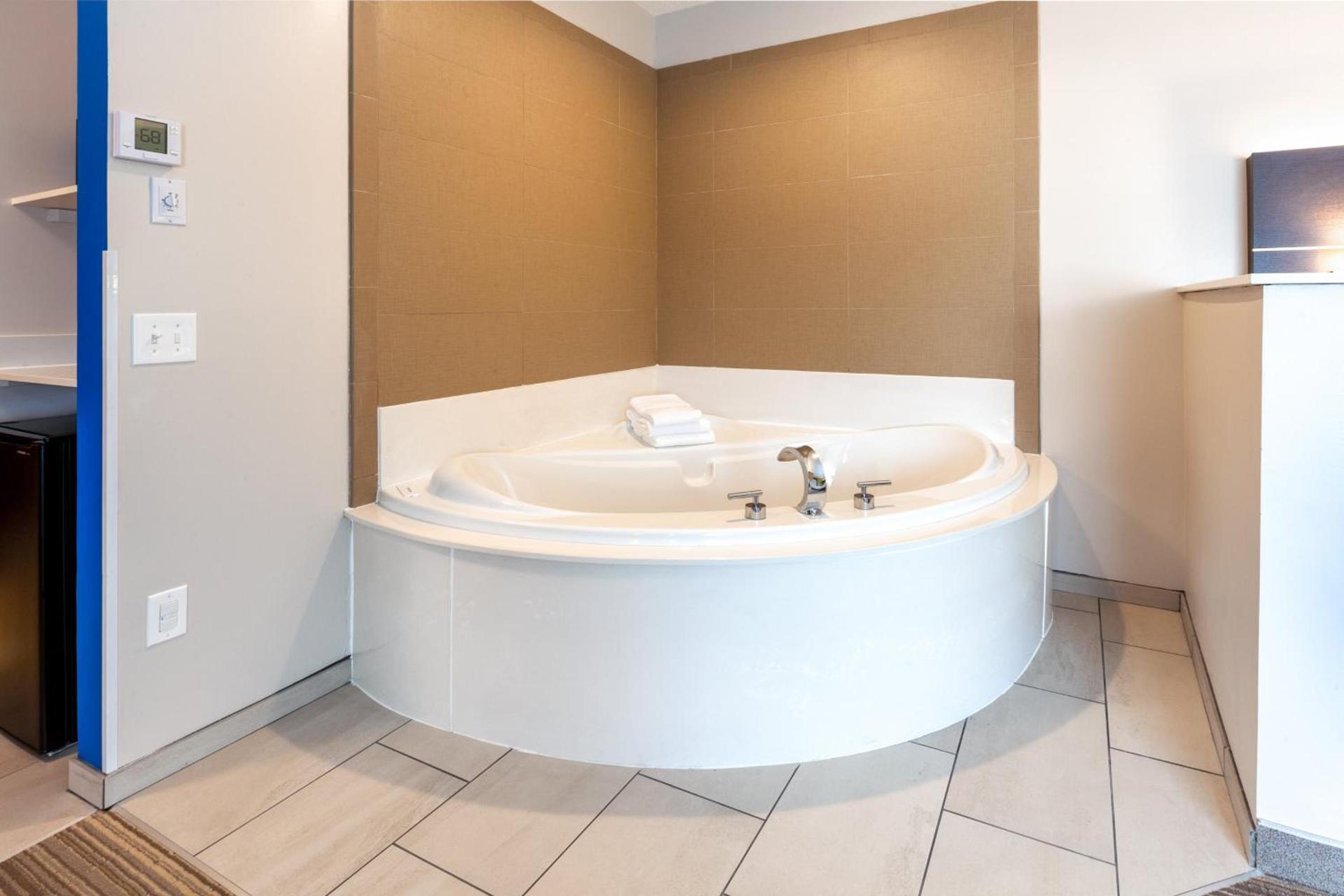 Holiday Inn Express Hotel & Suites Woodhaven by IHG photo 37