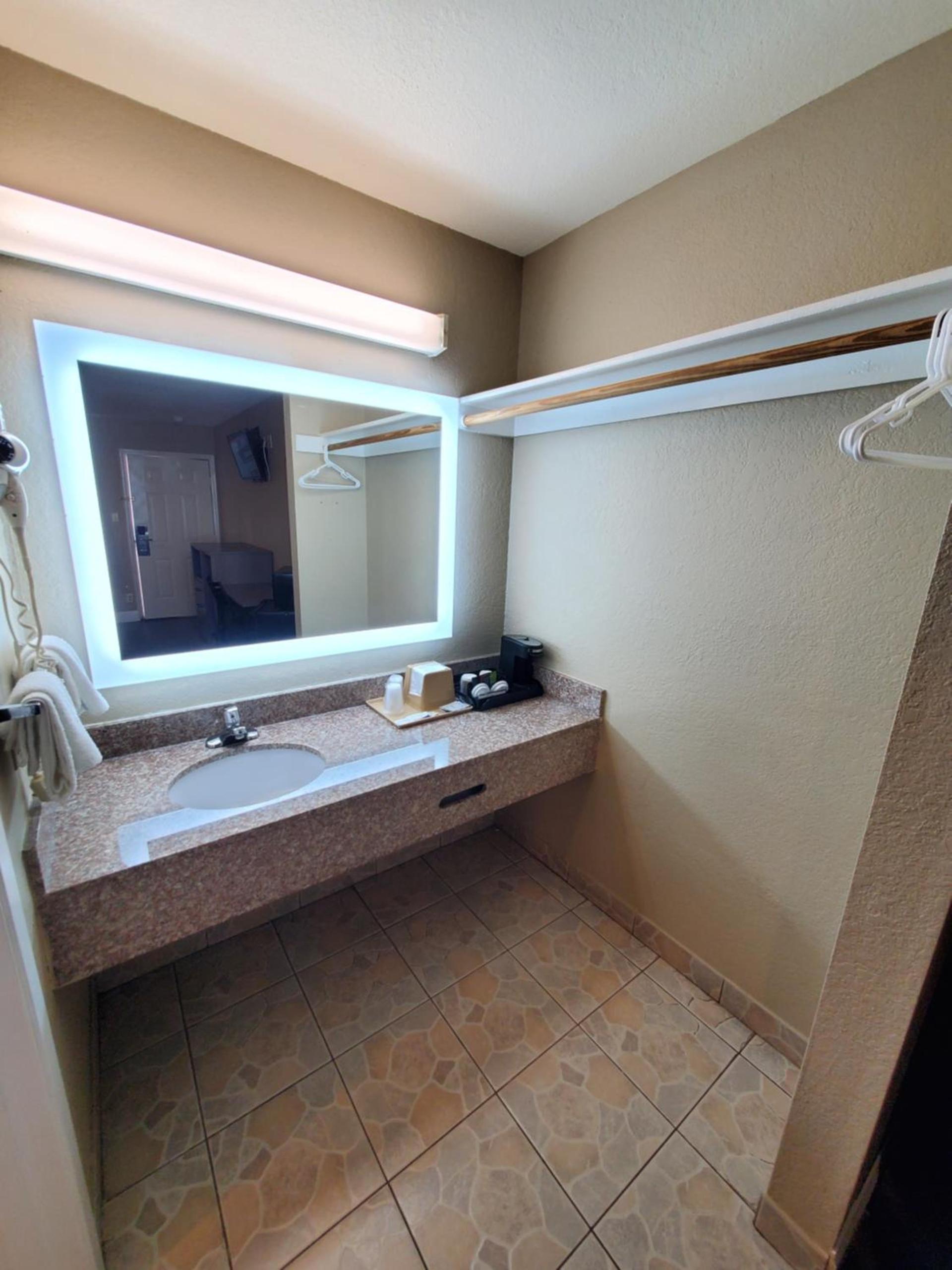 River Inn Motel photo 8
