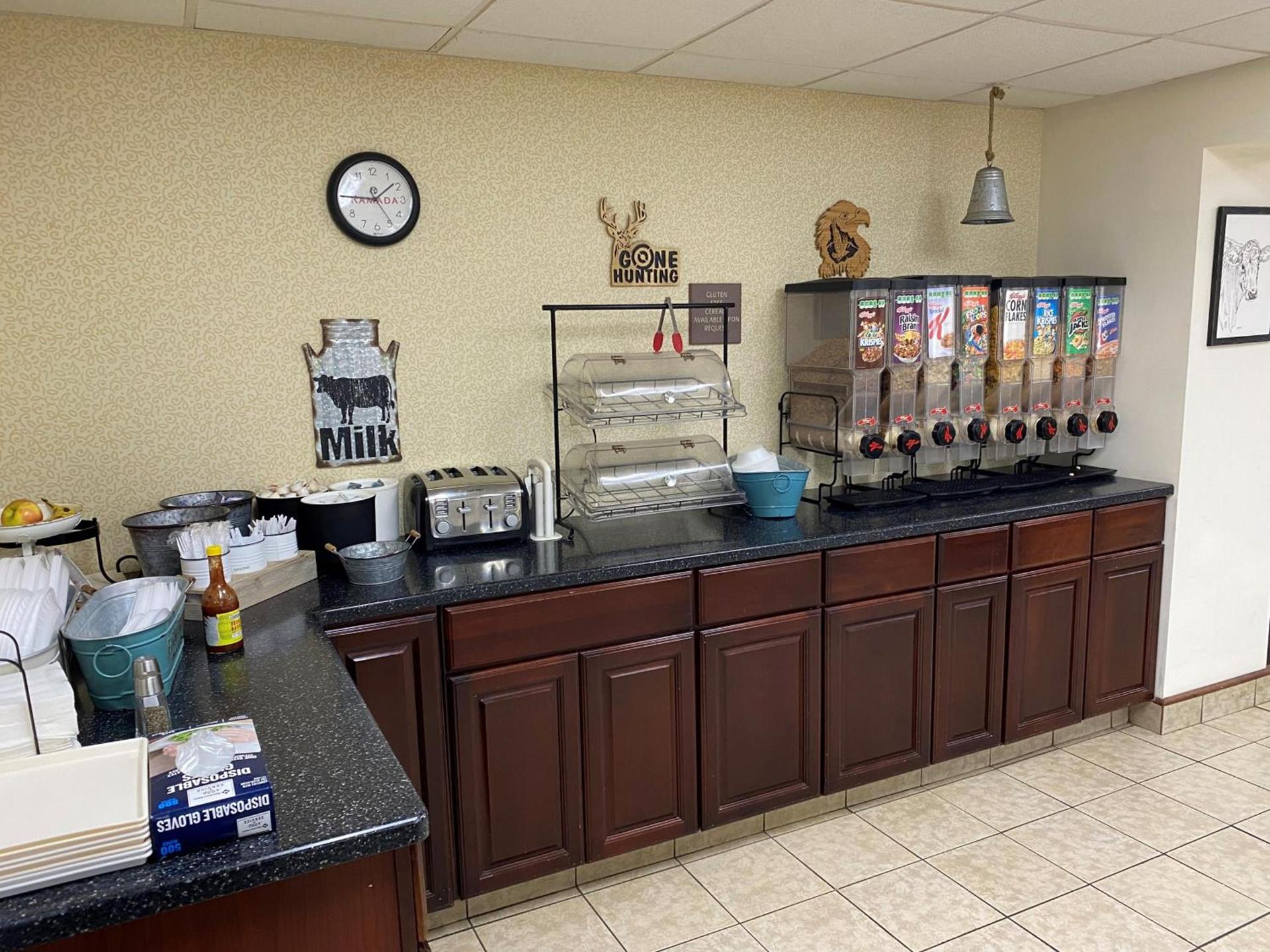 Ramada by Wyndham Angola/Fremont Area photo 34