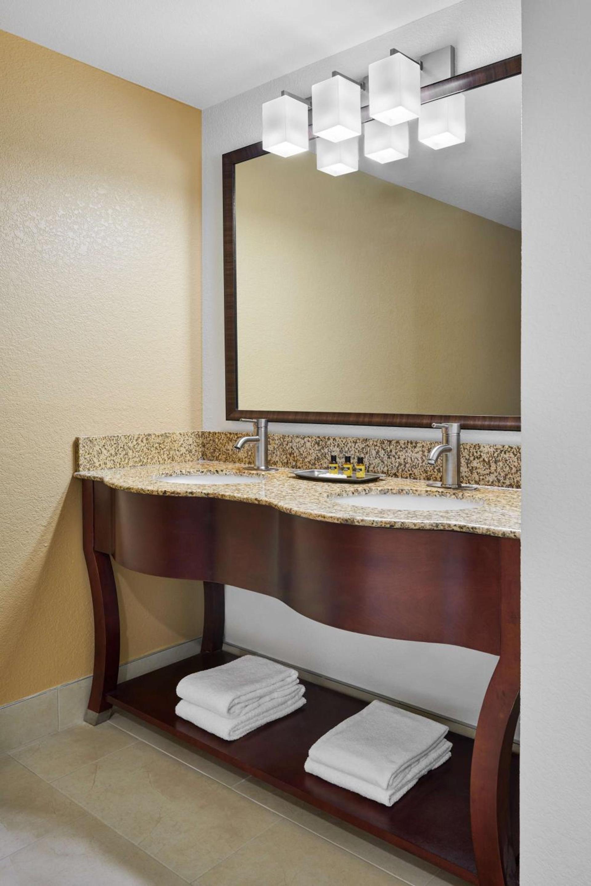 Best Western Plus Milwaukee Airport Hotel & Conference Center photo 22