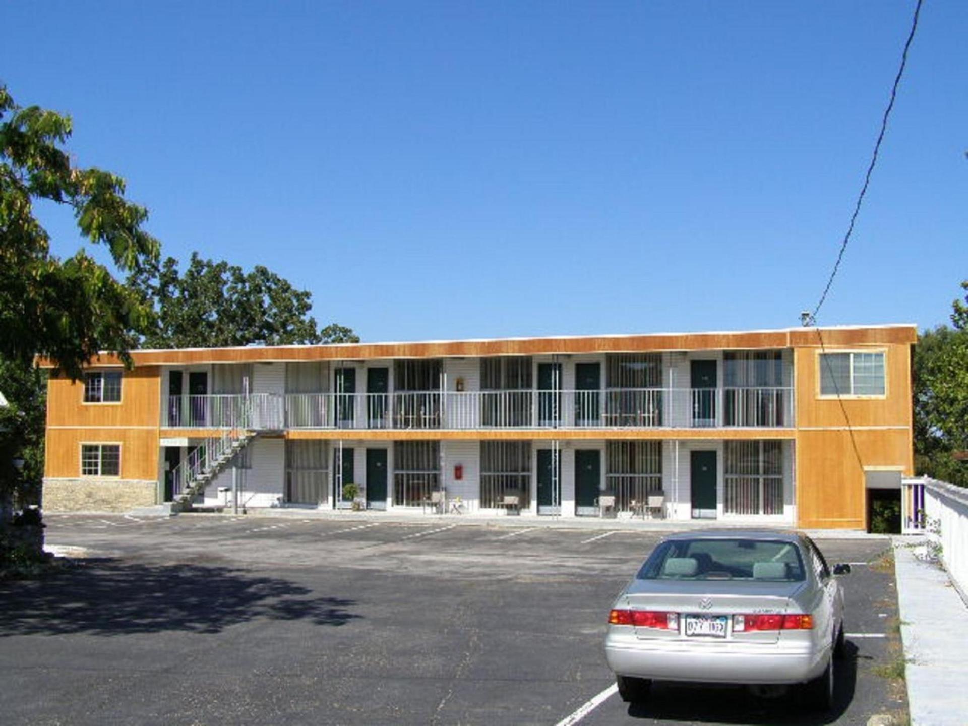 Twin Lakes Inn photo 1