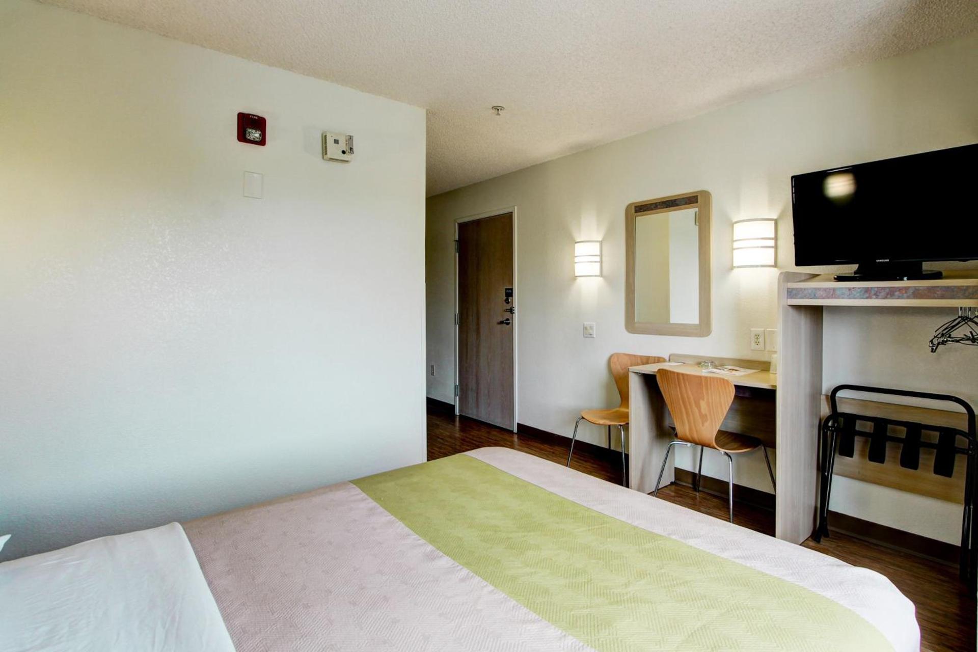 Super 8 by Wyndham Aurora East photo 20