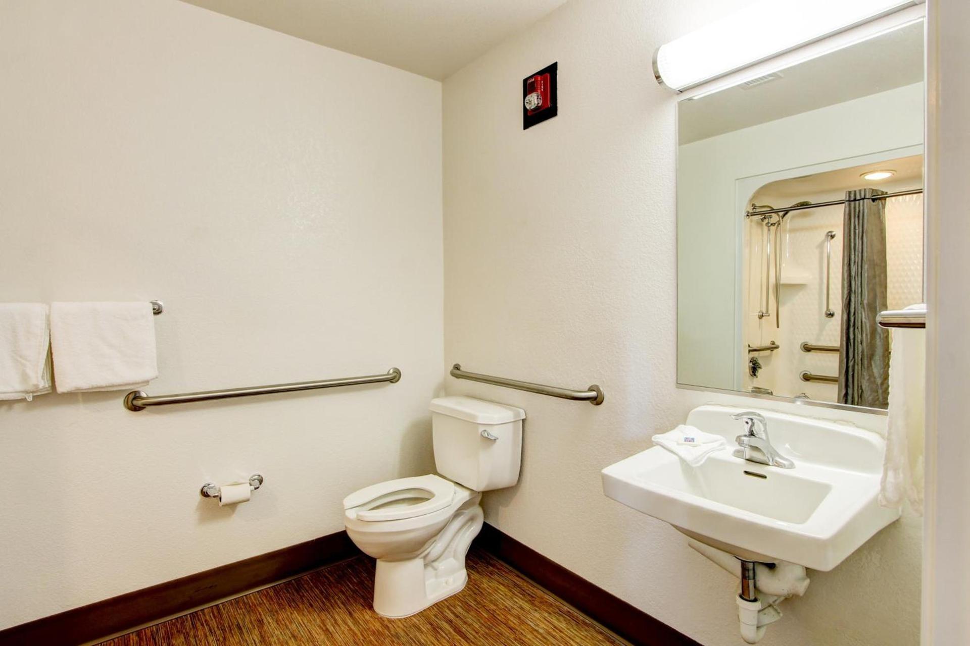 Super 8 by Wyndham Aurora East photo 16