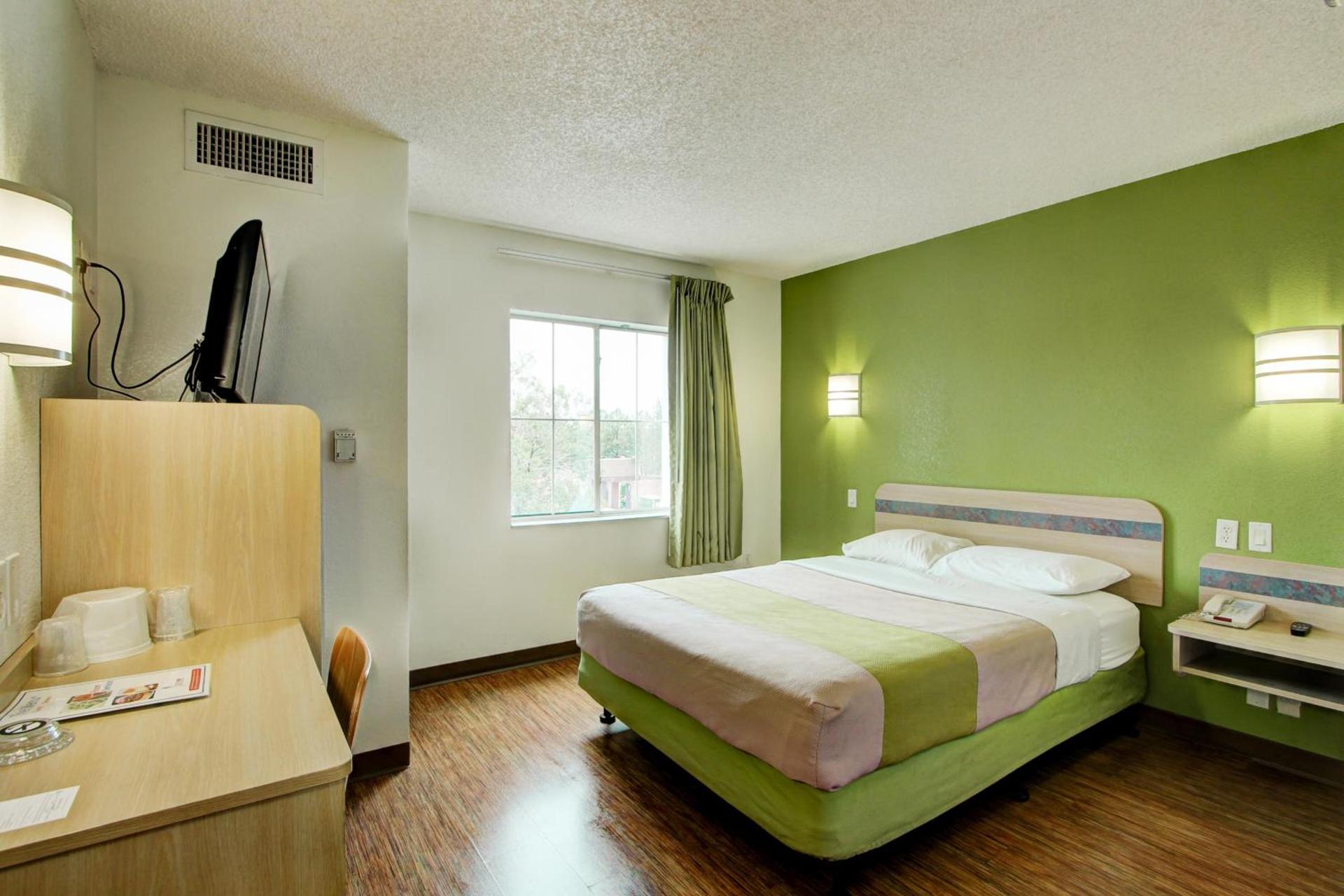 Super 8 by Wyndham Aurora East photo 7