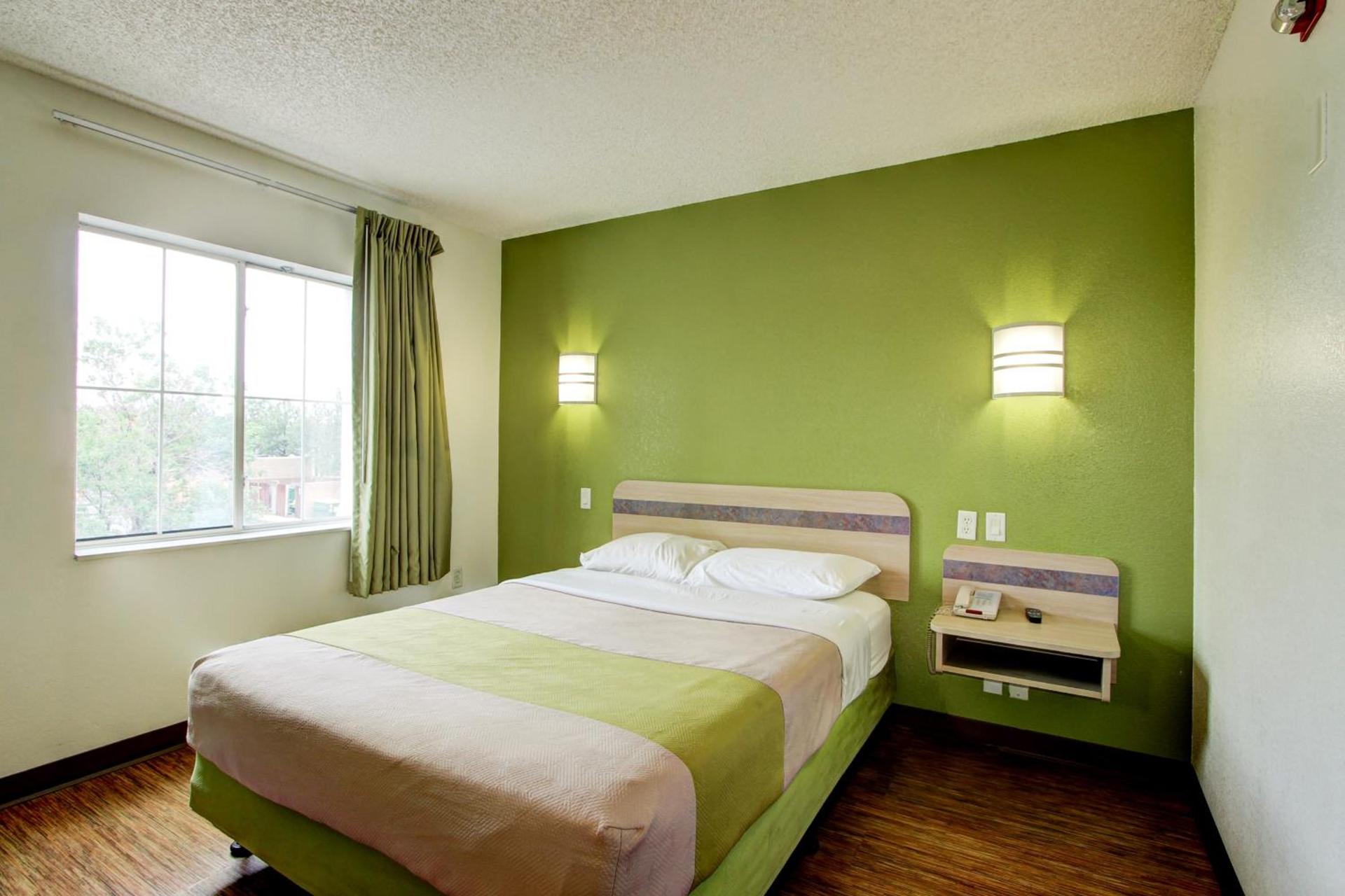Super 8 by Wyndham Aurora East photo 8