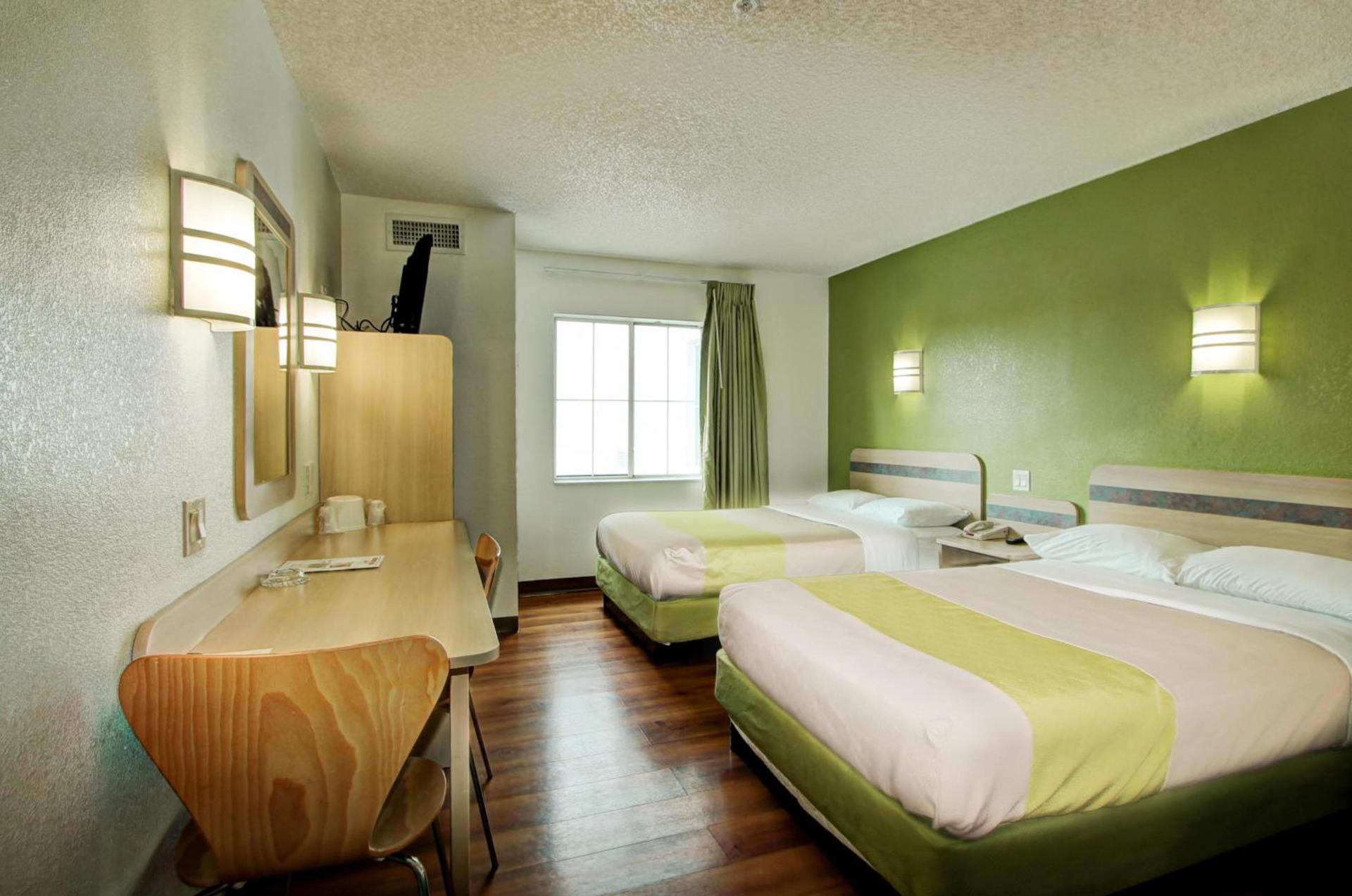 Super 8 by Wyndham Aurora East photo 10