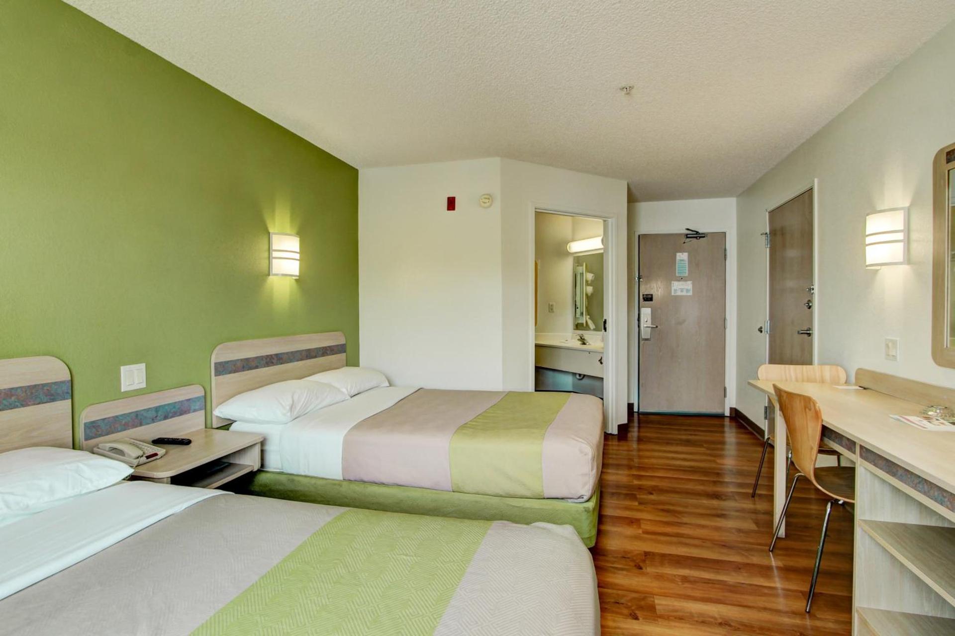 Super 8 by Wyndham Aurora East photo 18