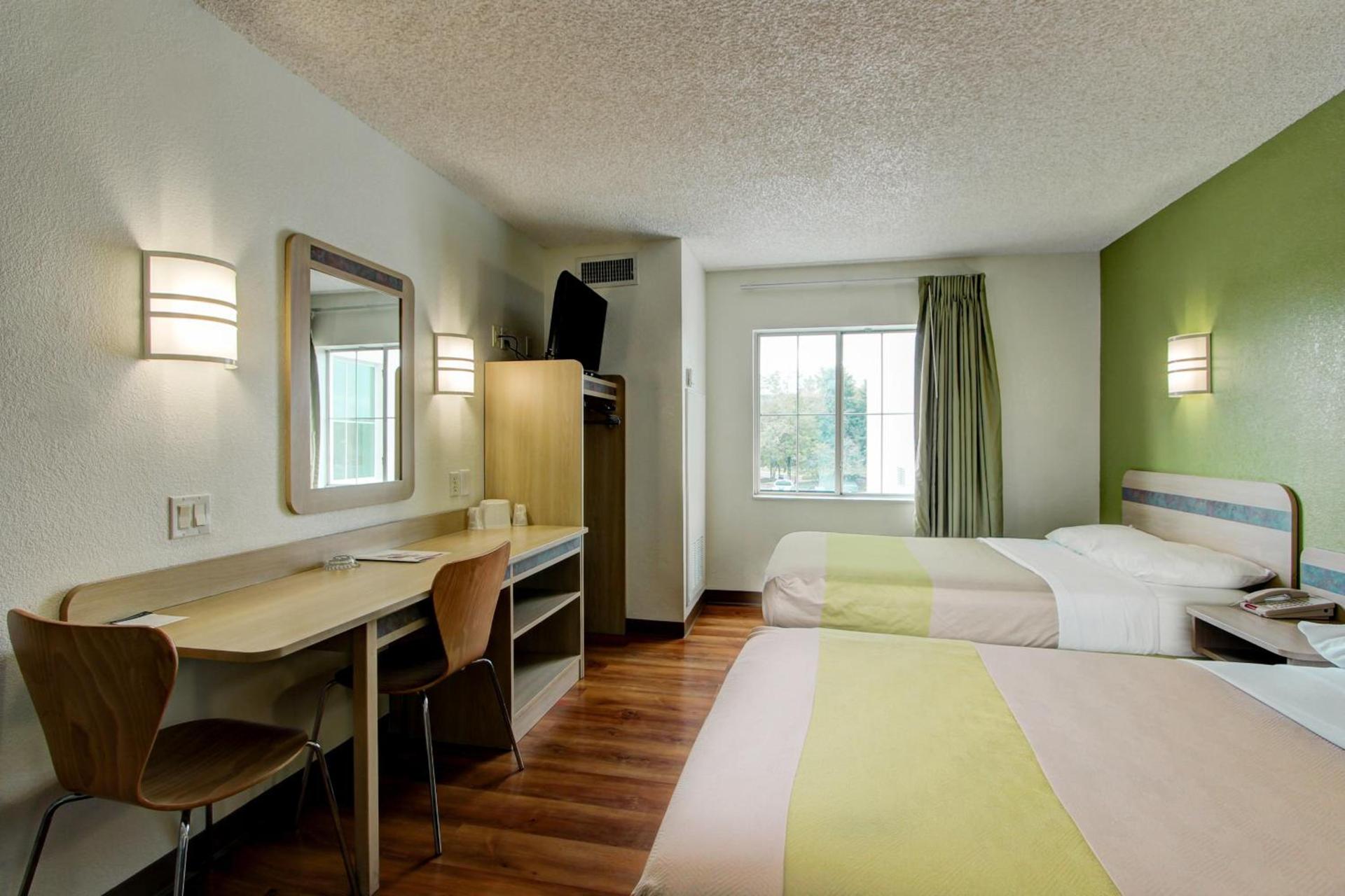 Super 8 by Wyndham Aurora East photo 9