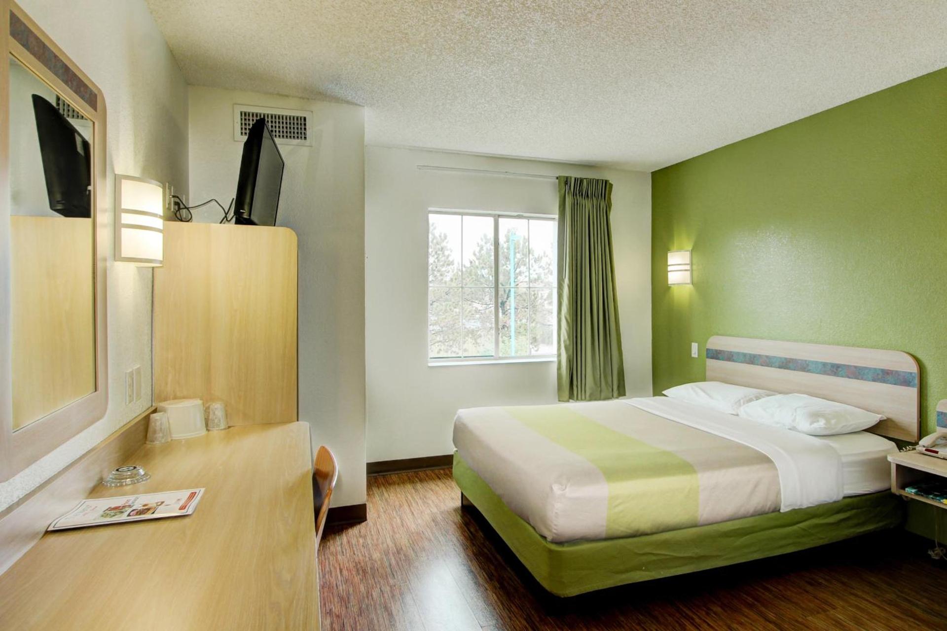 Super 8 by Wyndham Aurora East photo 21