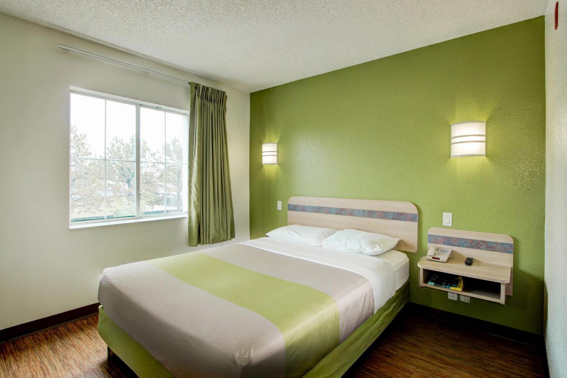 Super 8 by Wyndham Aurora East photo 3