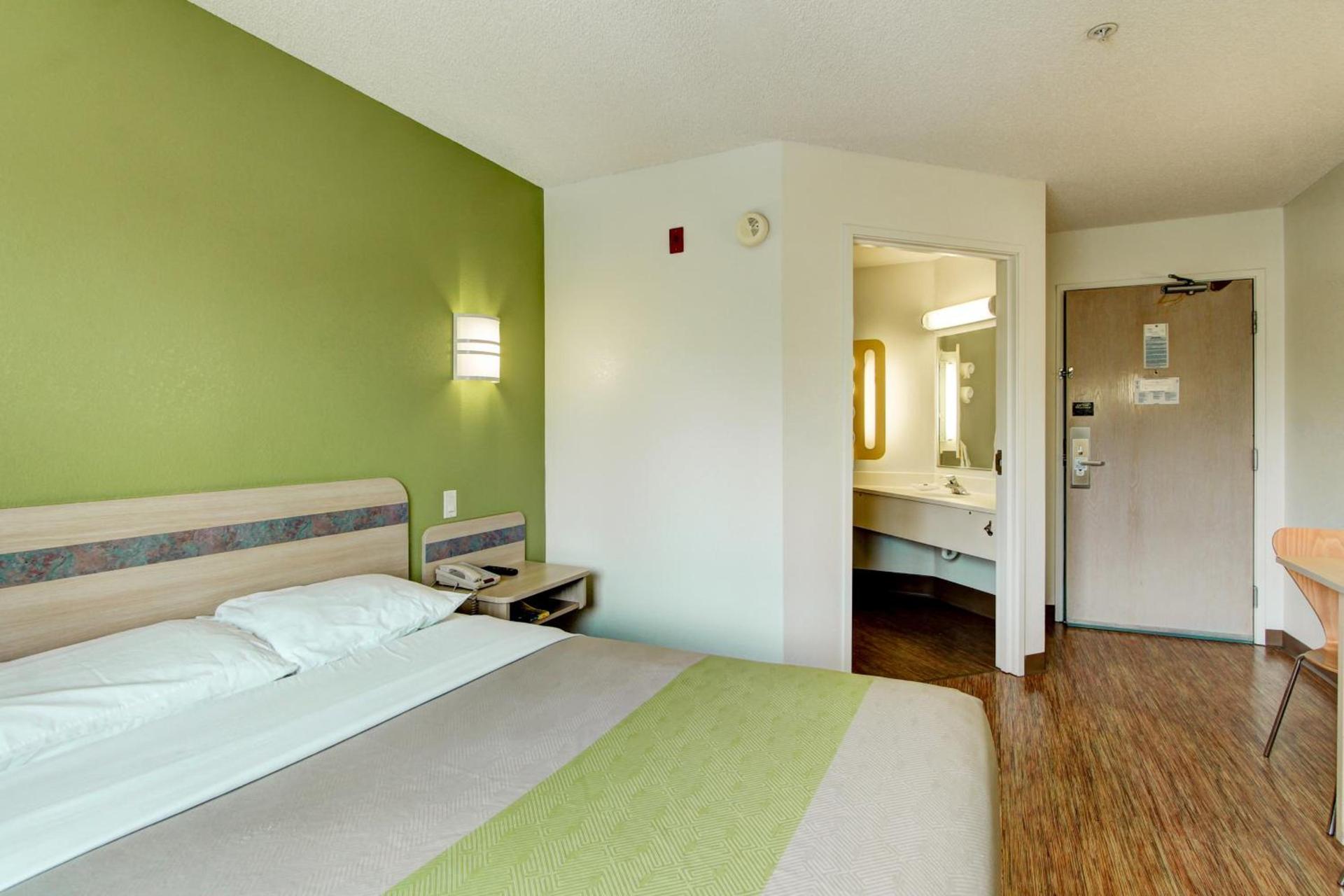 Super 8 by Wyndham Aurora East photo 5