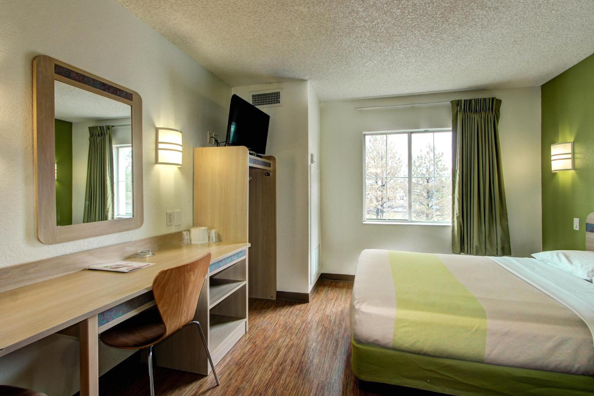 Super 8 by Wyndham Aurora East photo 11