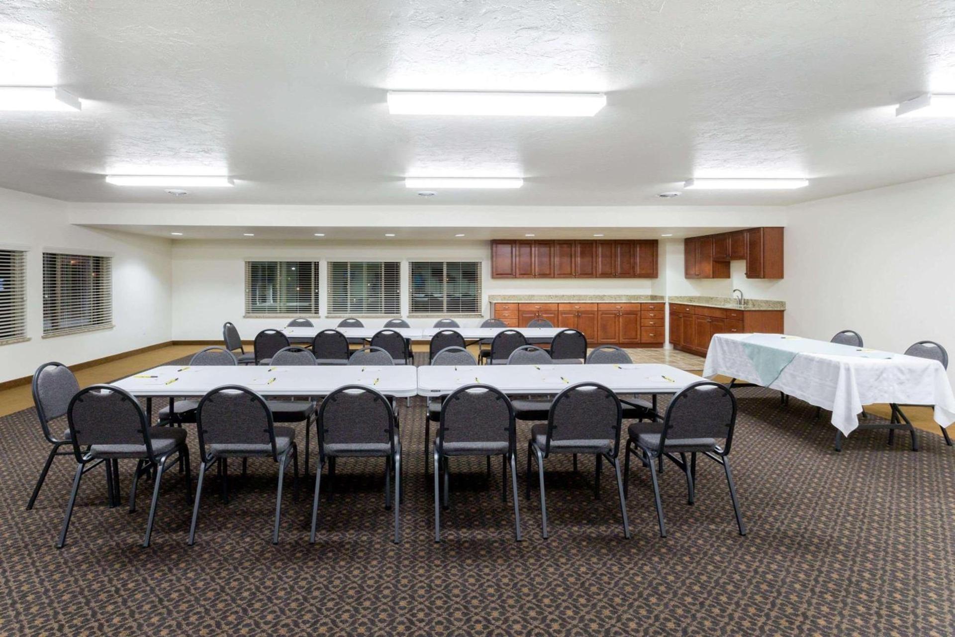 Super 8 by Wyndham Montpelier - Bear Lake photo 10