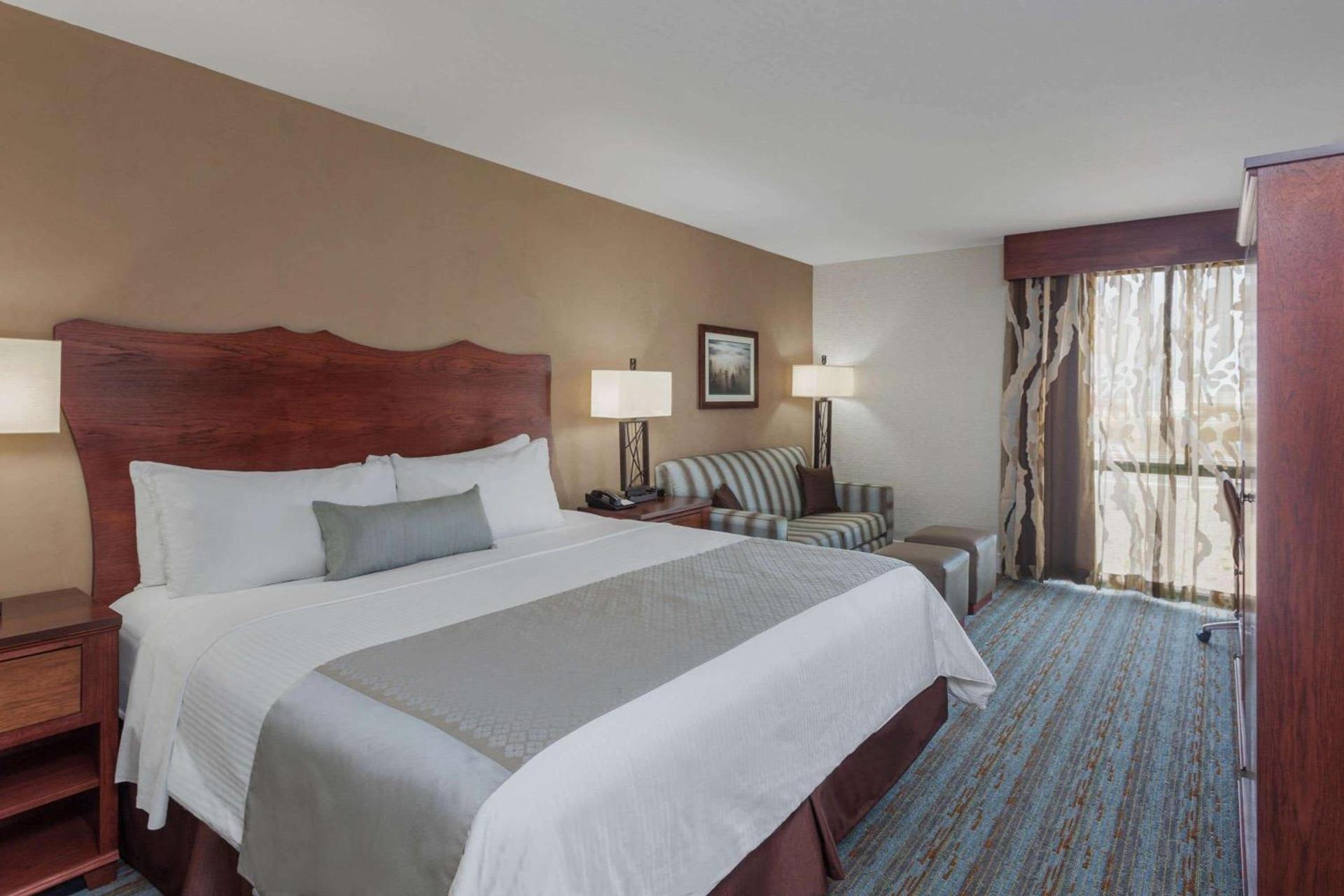 Wyndham Visalia photo 2