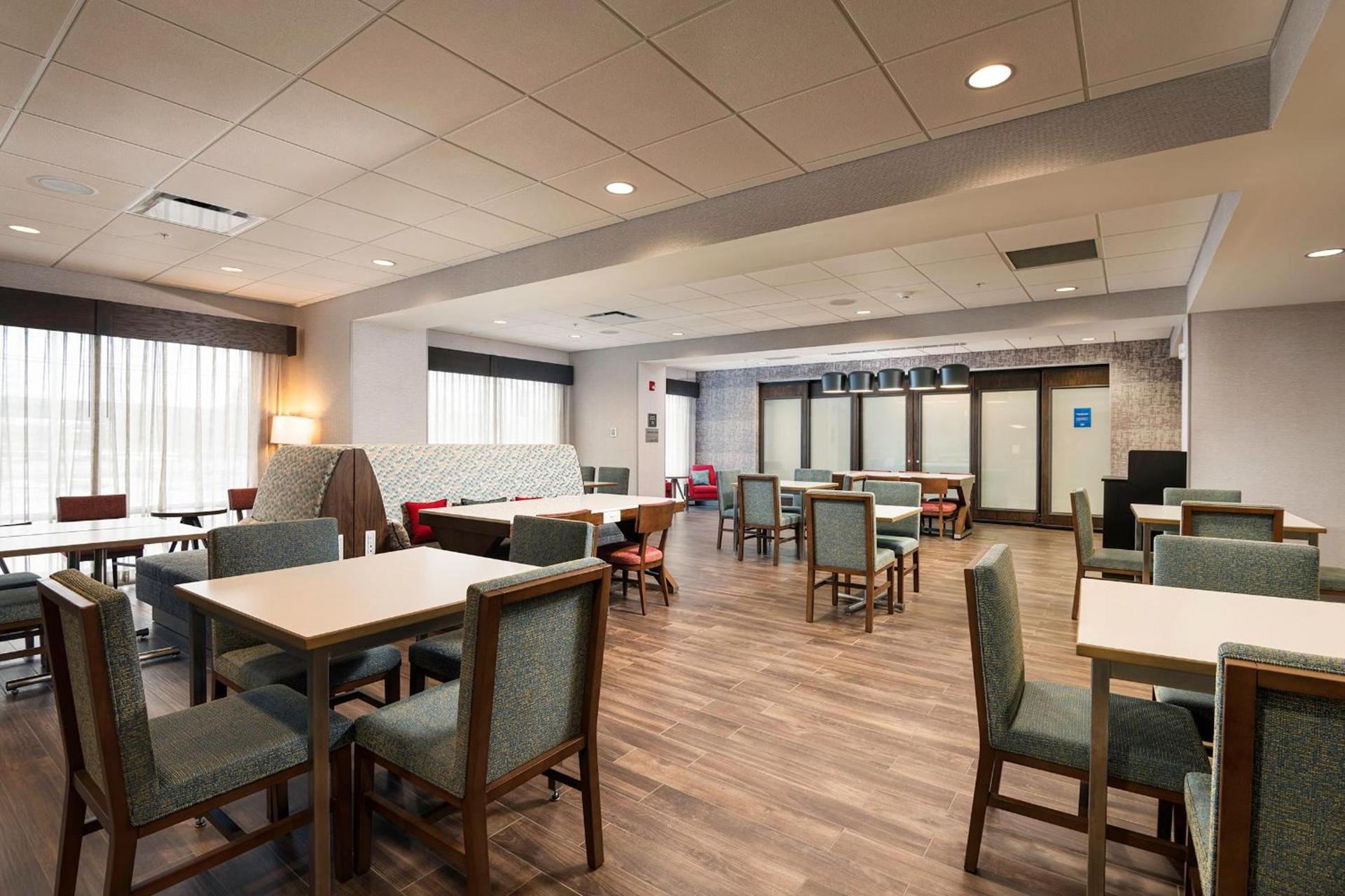 Hampton Inn Buffalo - Amherst photo 15
