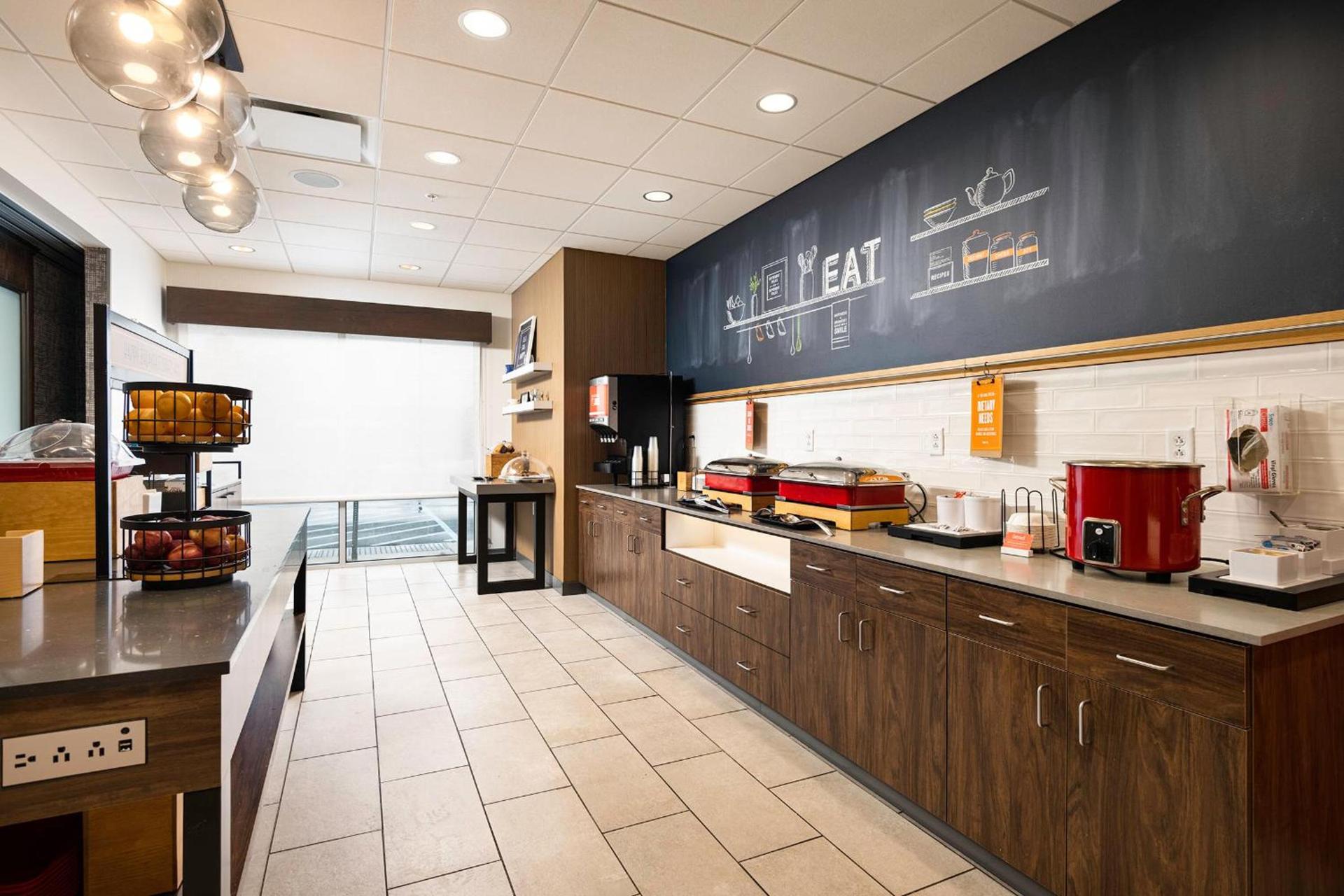Hampton Inn Buffalo - Amherst photo 13