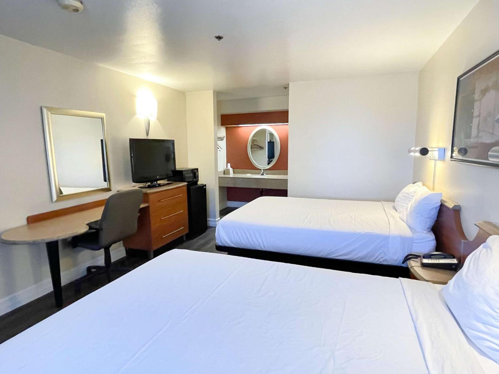 Motel 6 Barstow, CA - Mojave Desert Stop - I-15 photo 2