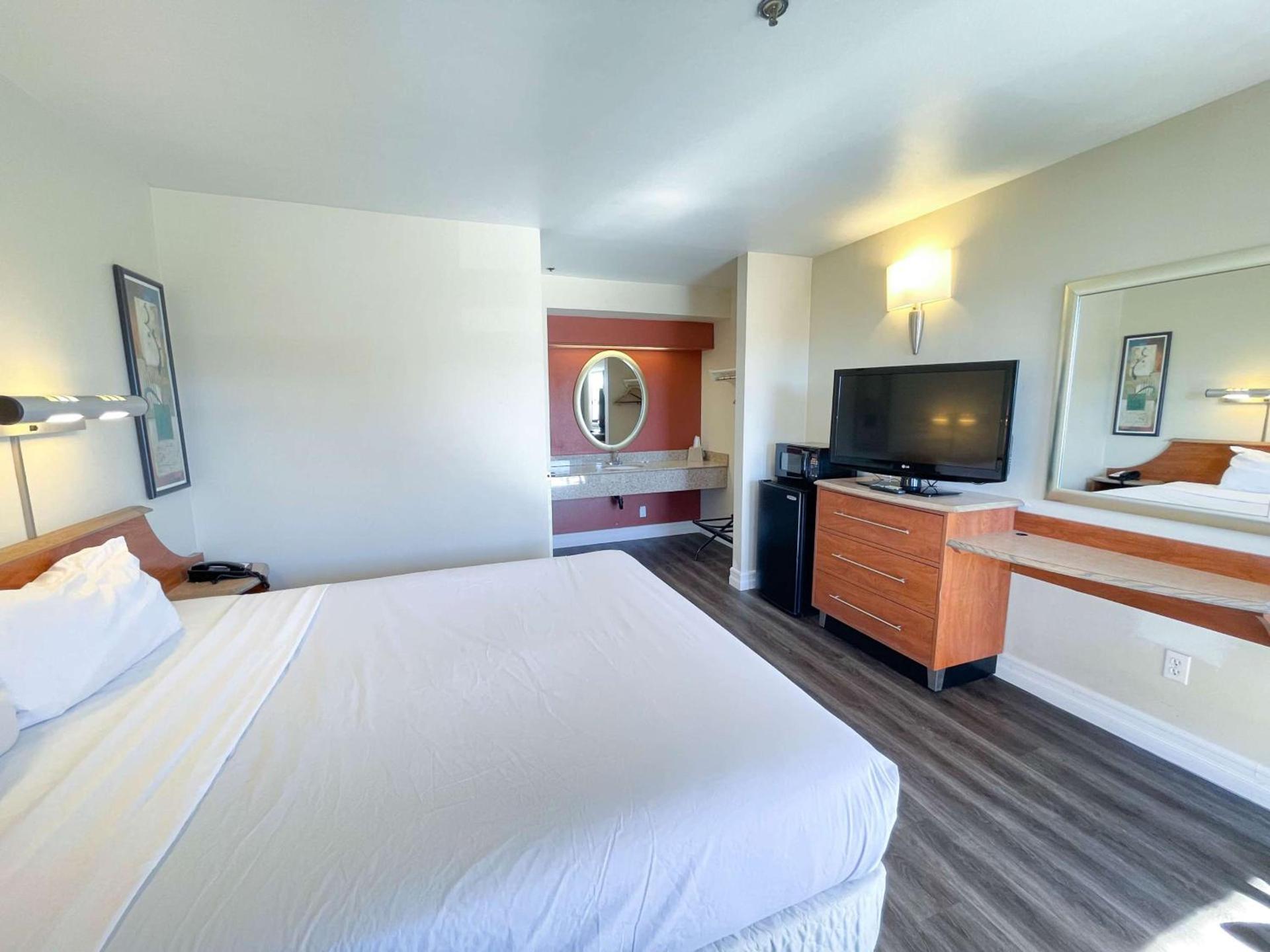 Motel 6 Barstow, CA - Mojave Desert Stop - I-15 photo 5