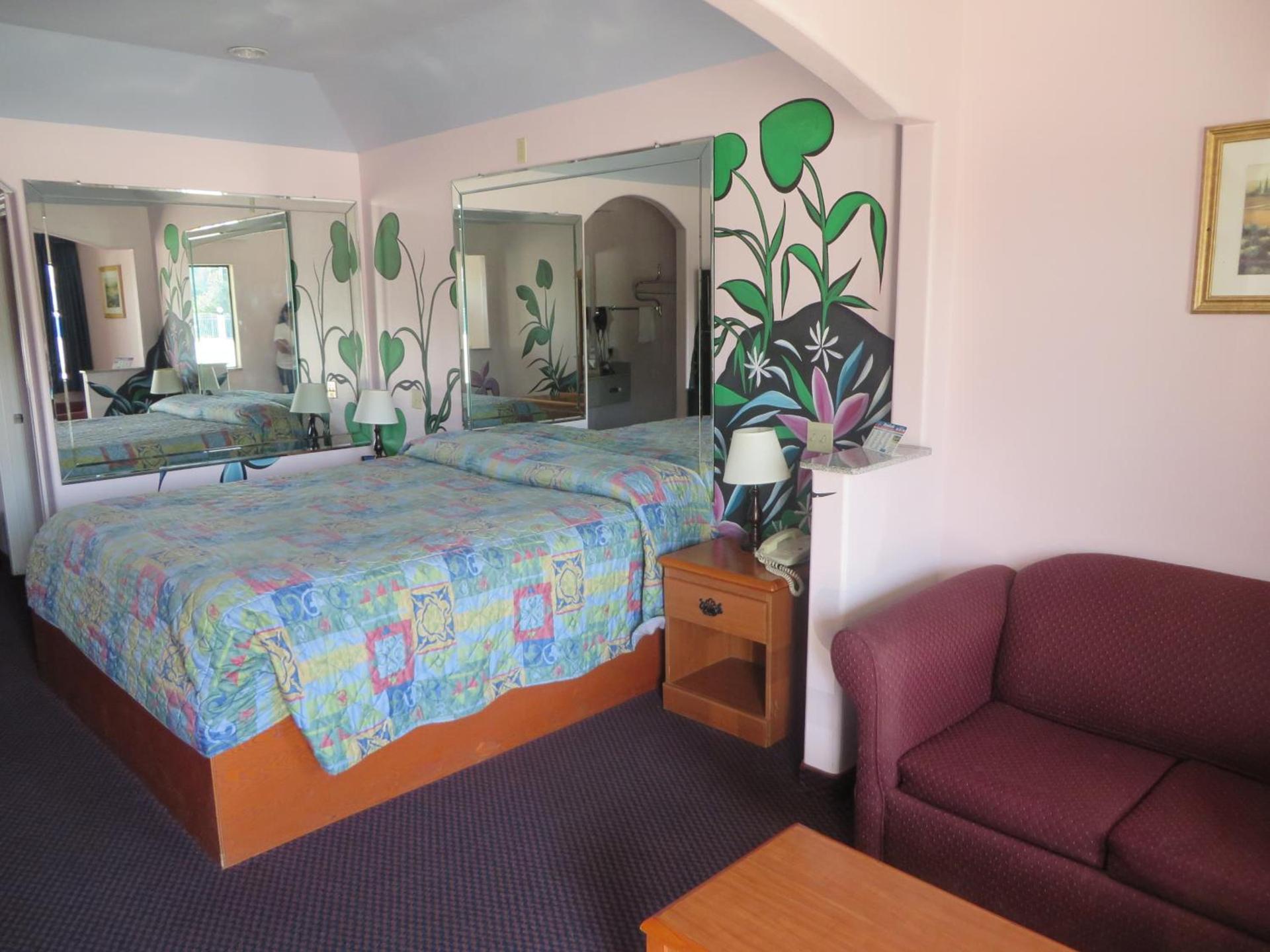 Travelers Inn and Suites Liberty photo 5