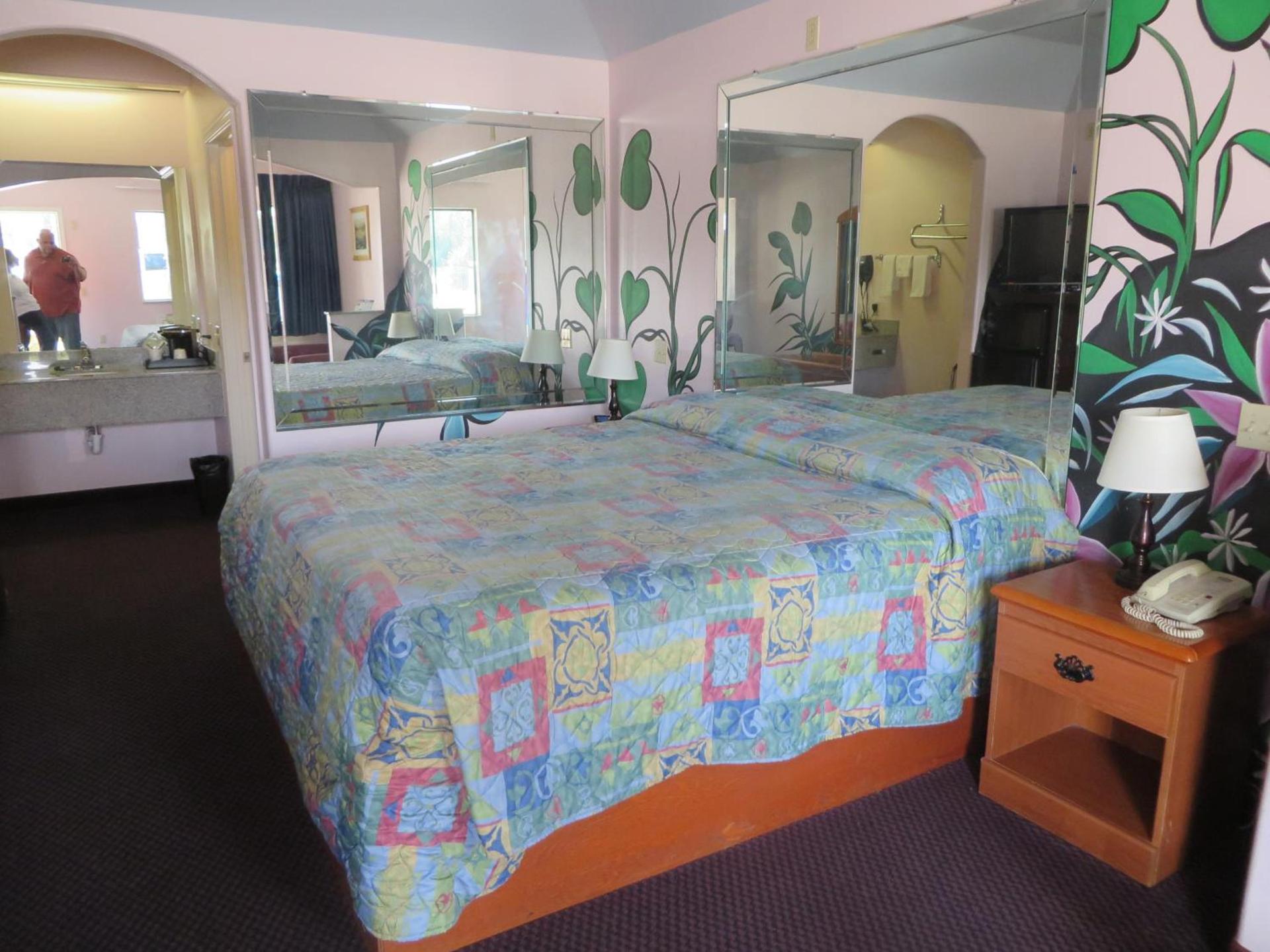 Travelers Inn and Suites Liberty photo 4