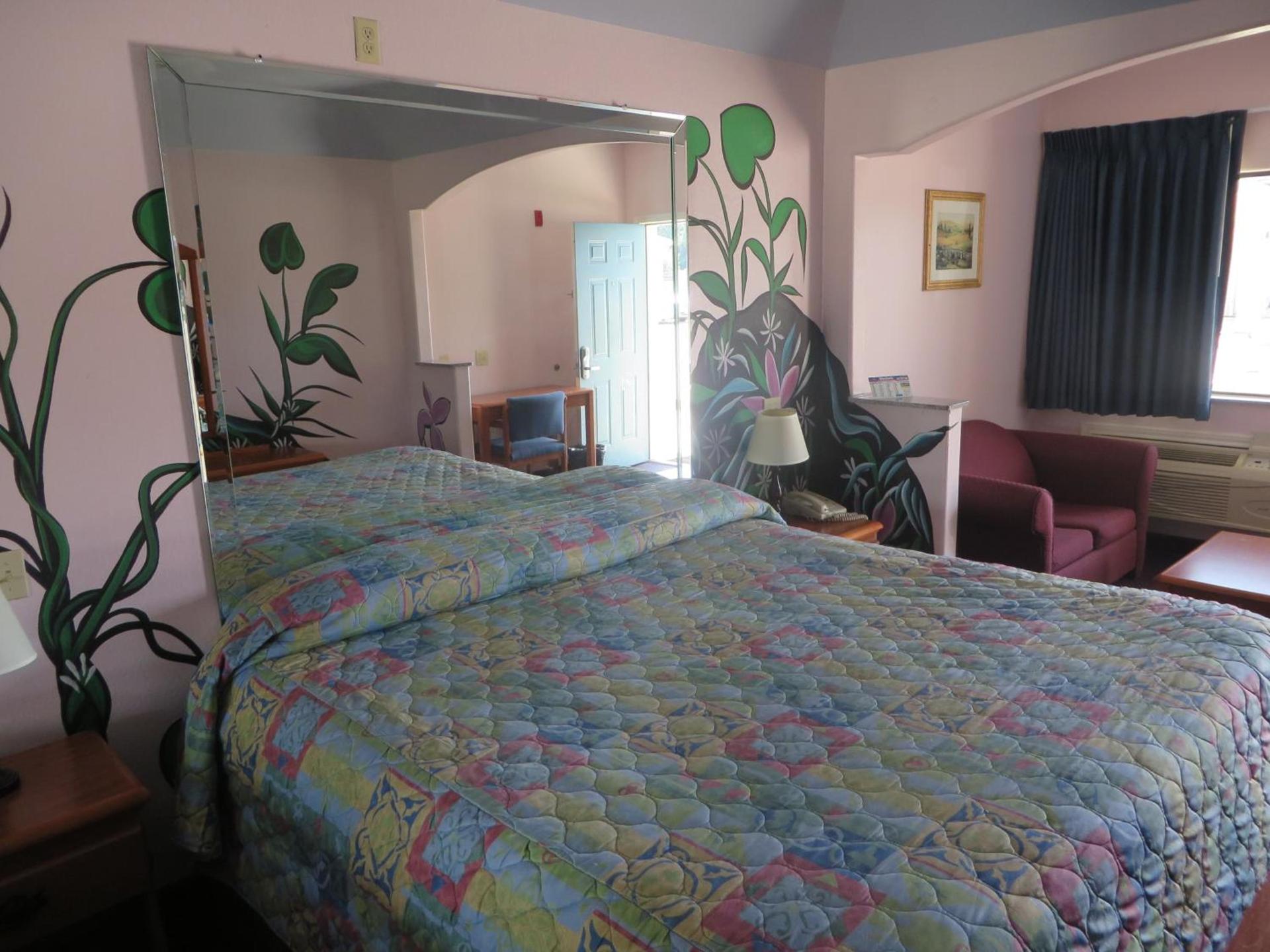 Travelers Inn and Suites Liberty photo 9