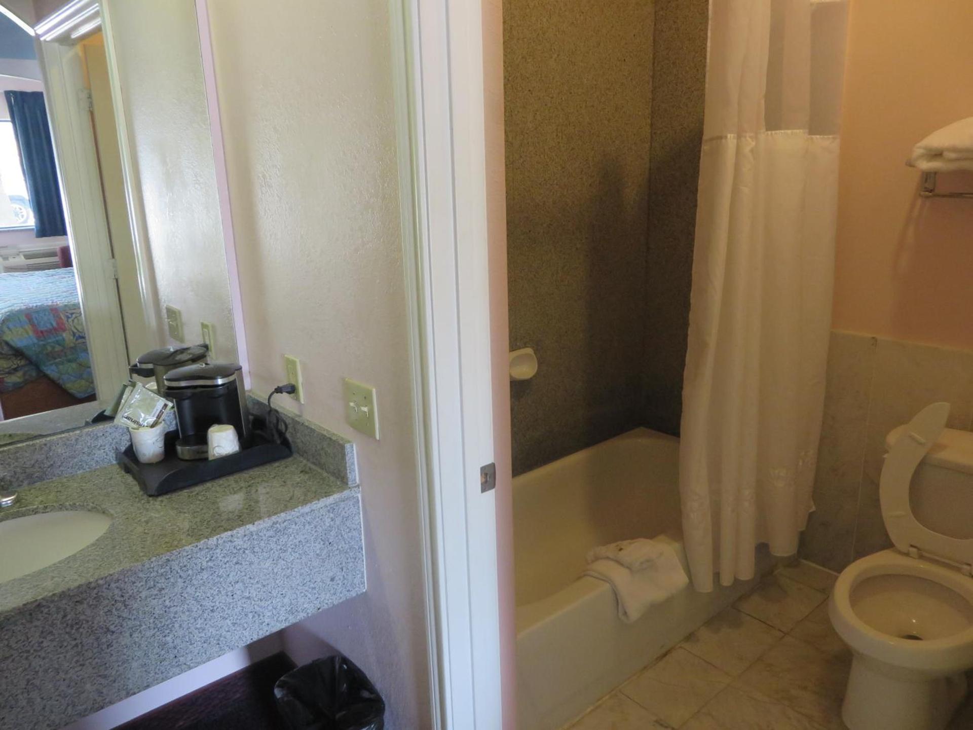 Travelers Inn and Suites Liberty photo 6