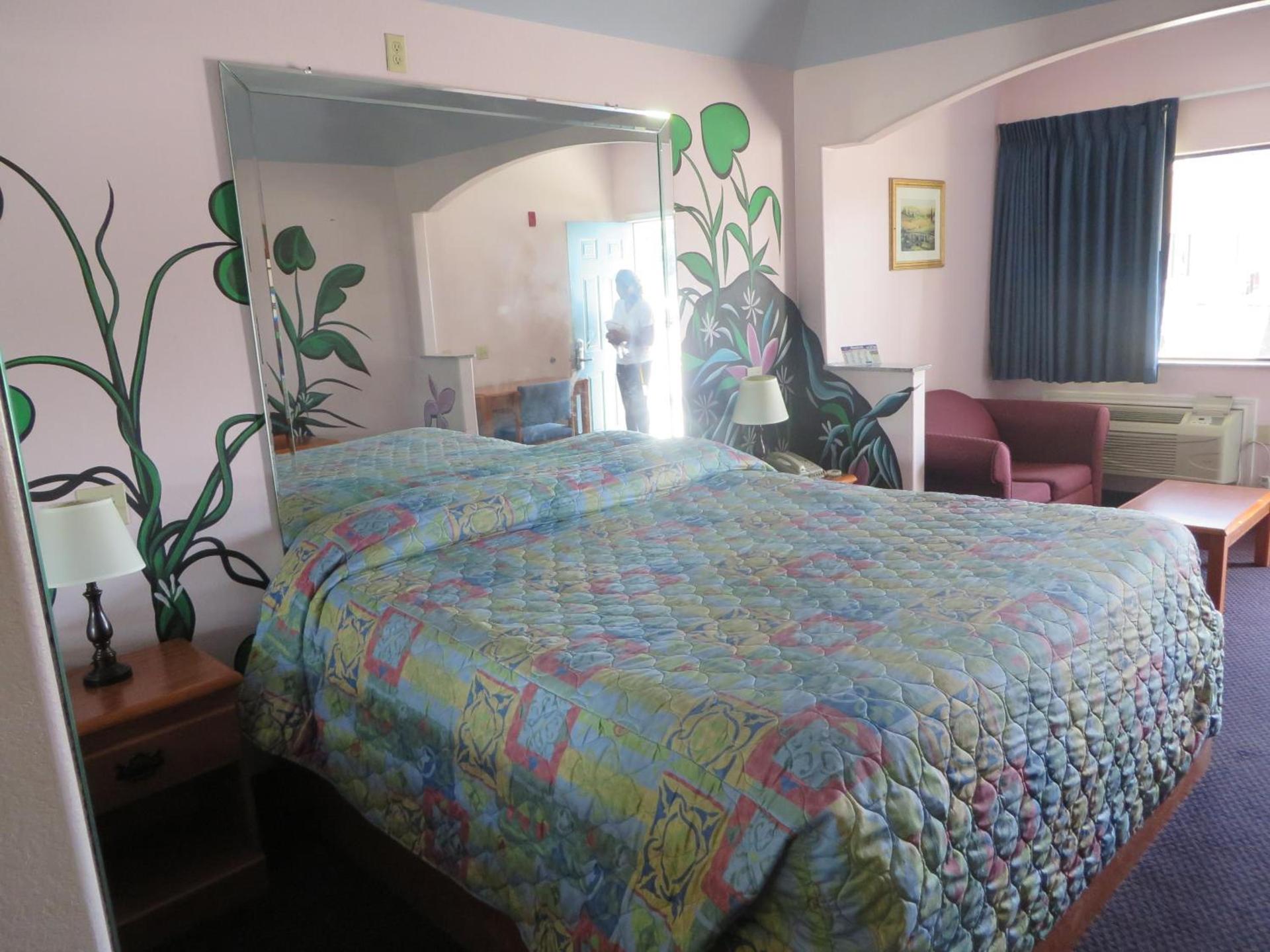 Travelers Inn and Suites Liberty photo 11
