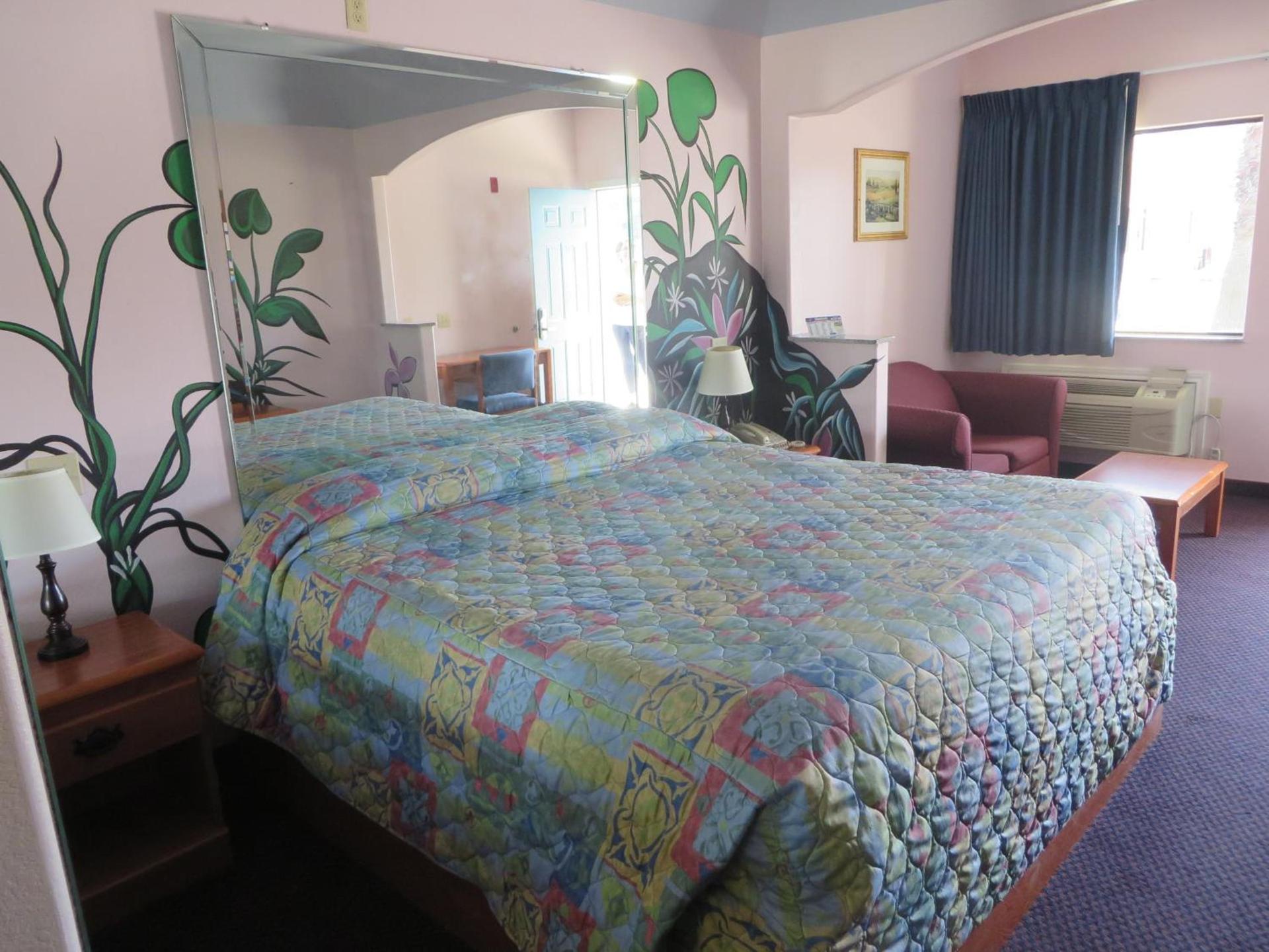 Travelers Inn and Suites Liberty photo 8