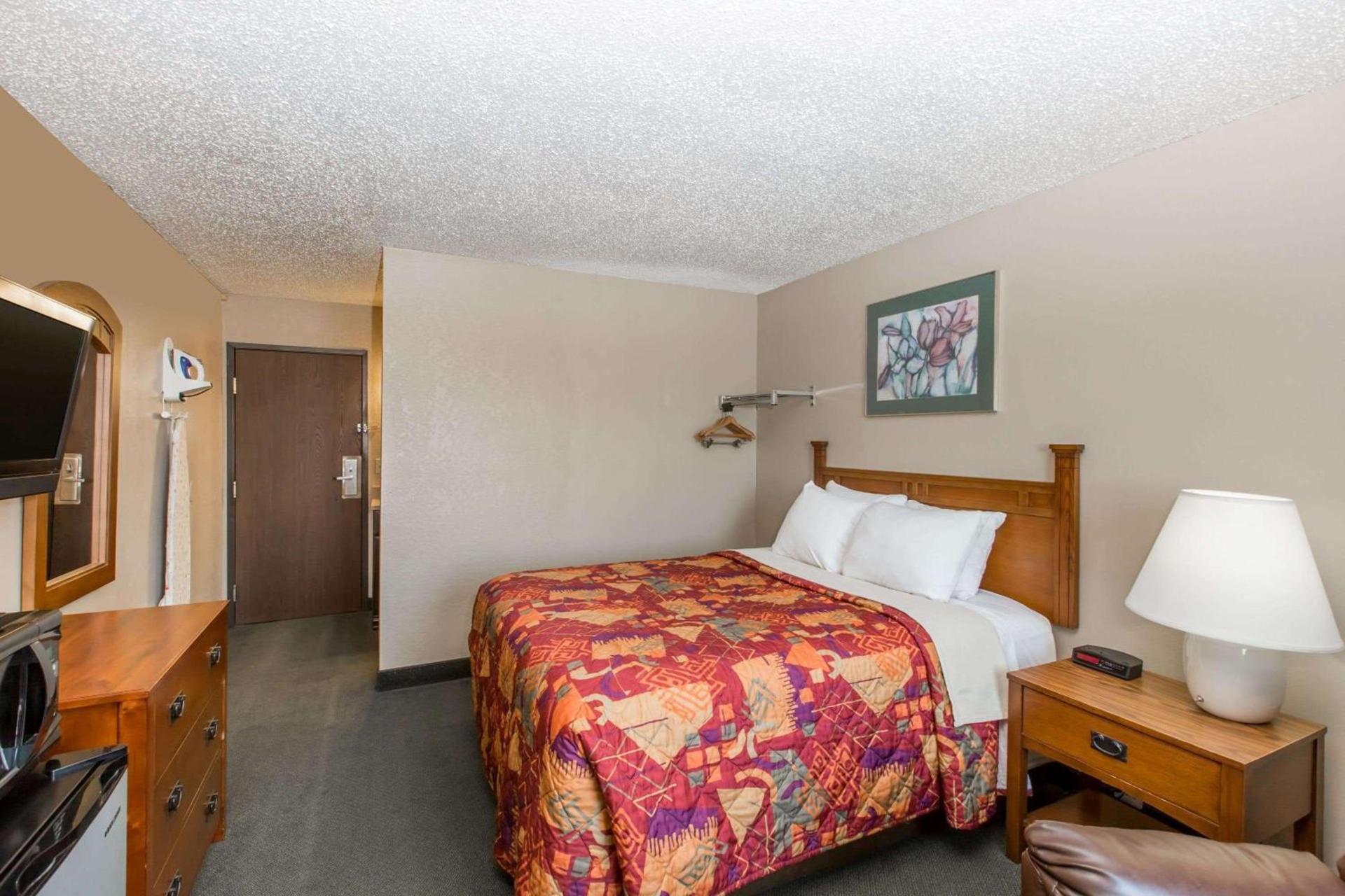 Days Inn by Wyndham Pierre photo 6