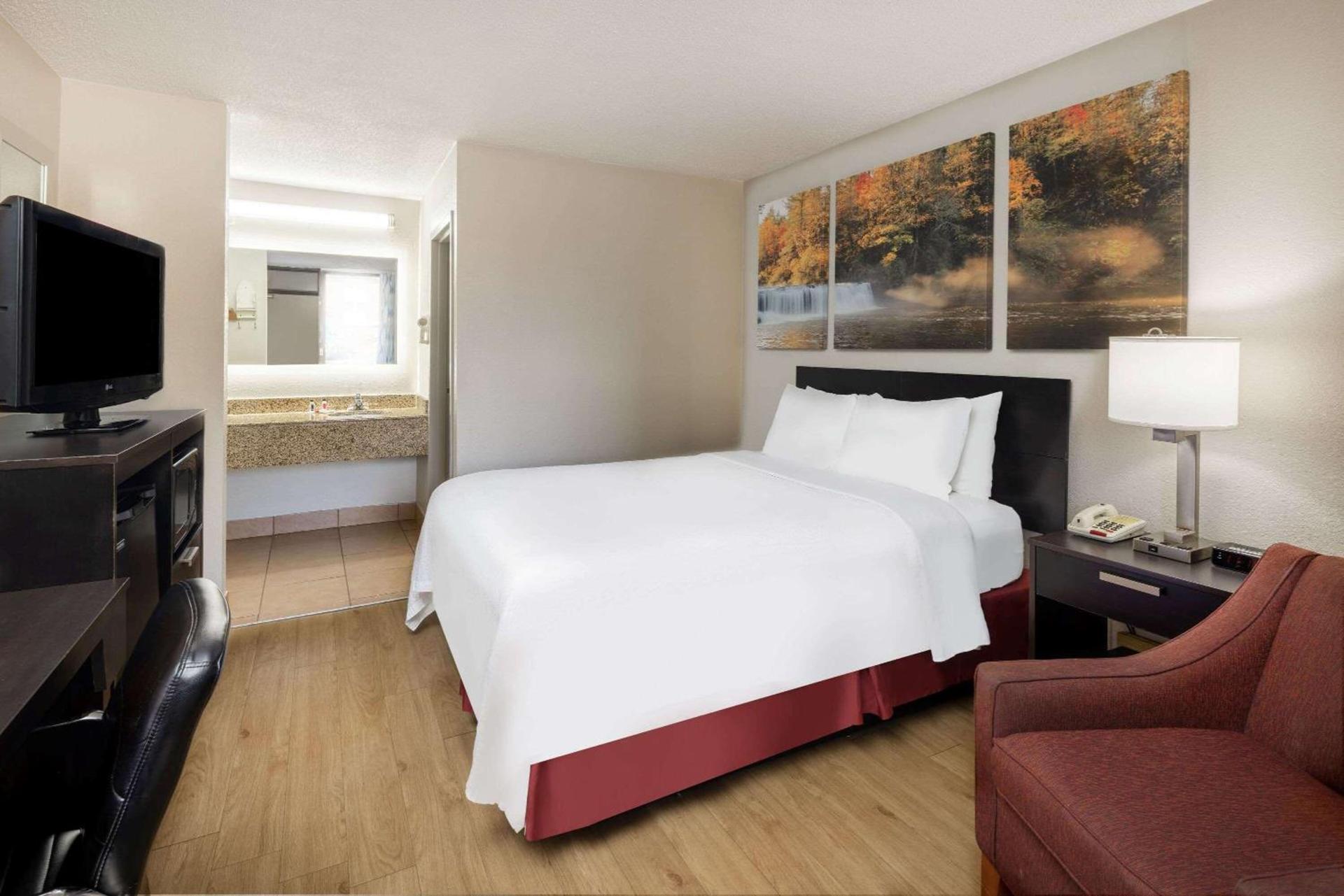 Days Inn by Wyndham Raleigh Midtown photo 42