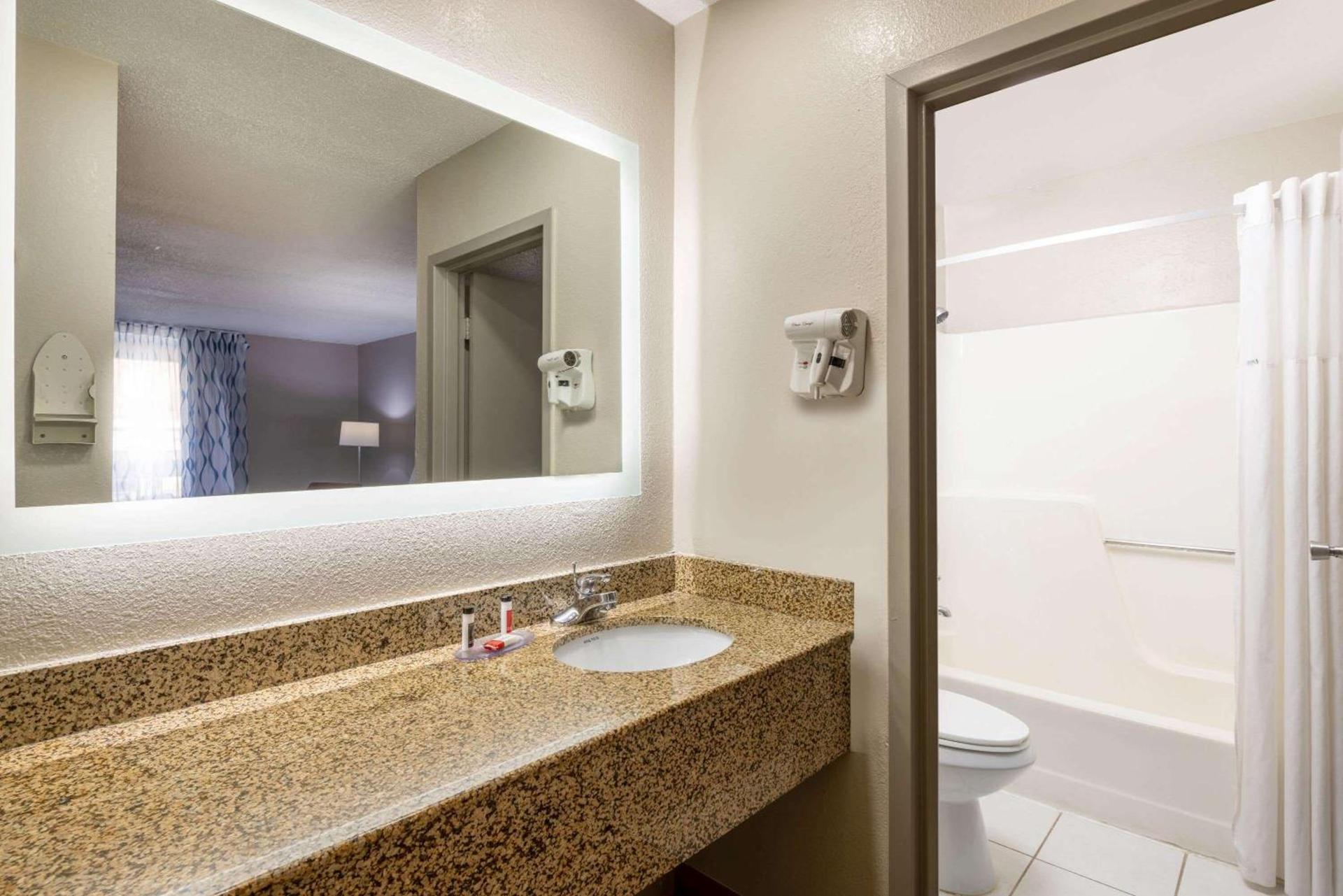 Days Inn by Wyndham Raleigh Midtown photo 44