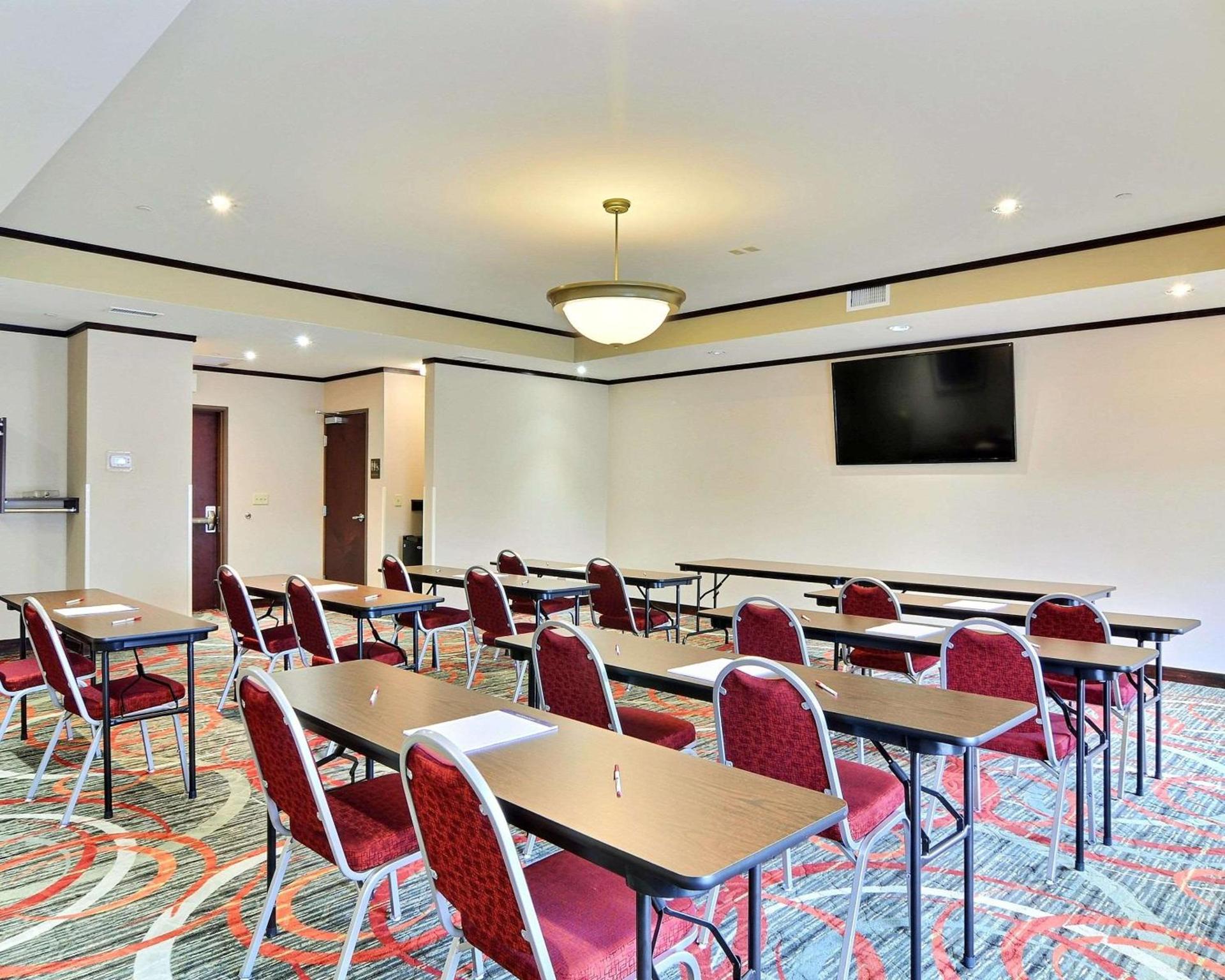 Comfort Suites Uniontown photo 2