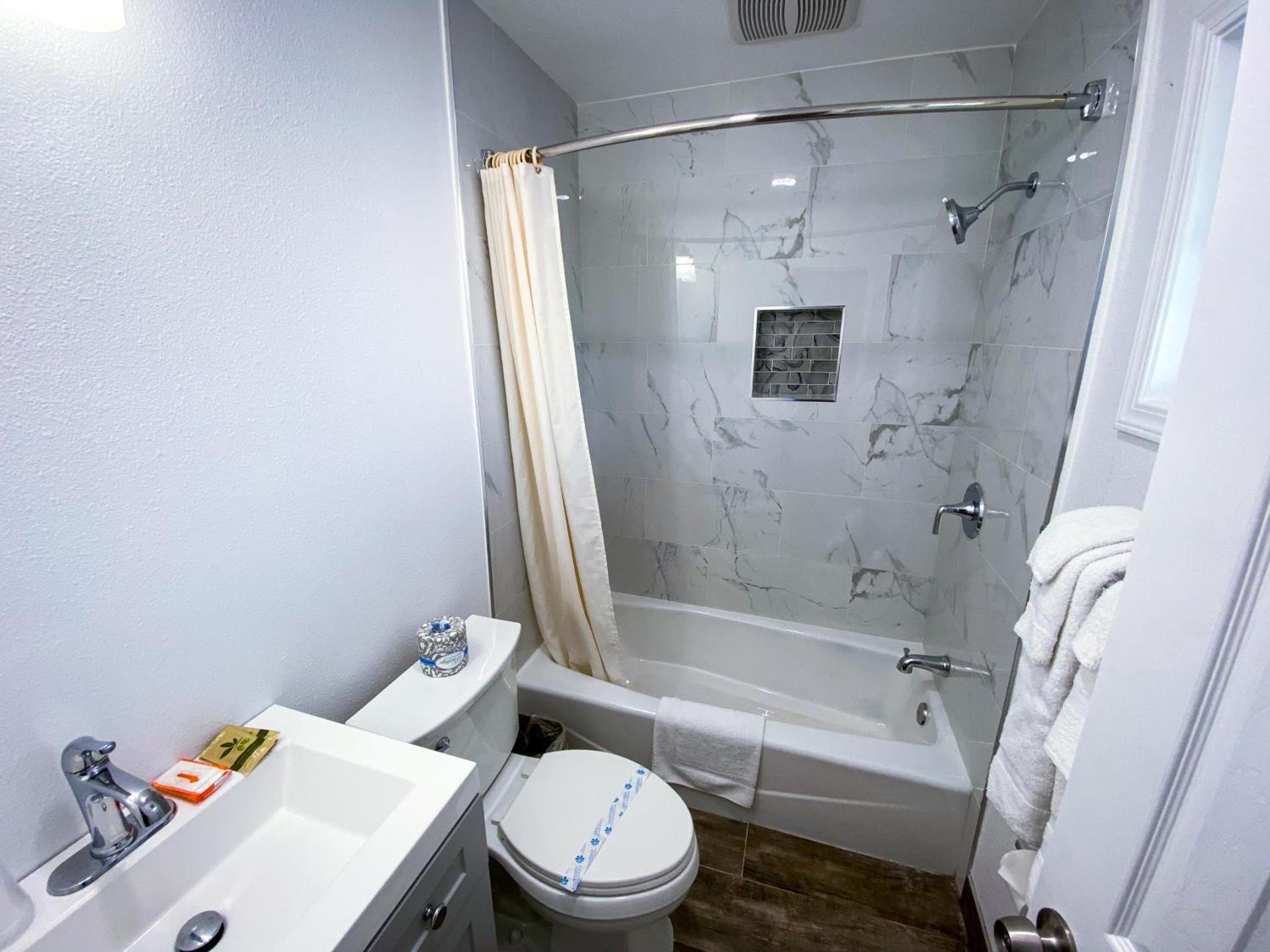 Town and Country Inn photo 90