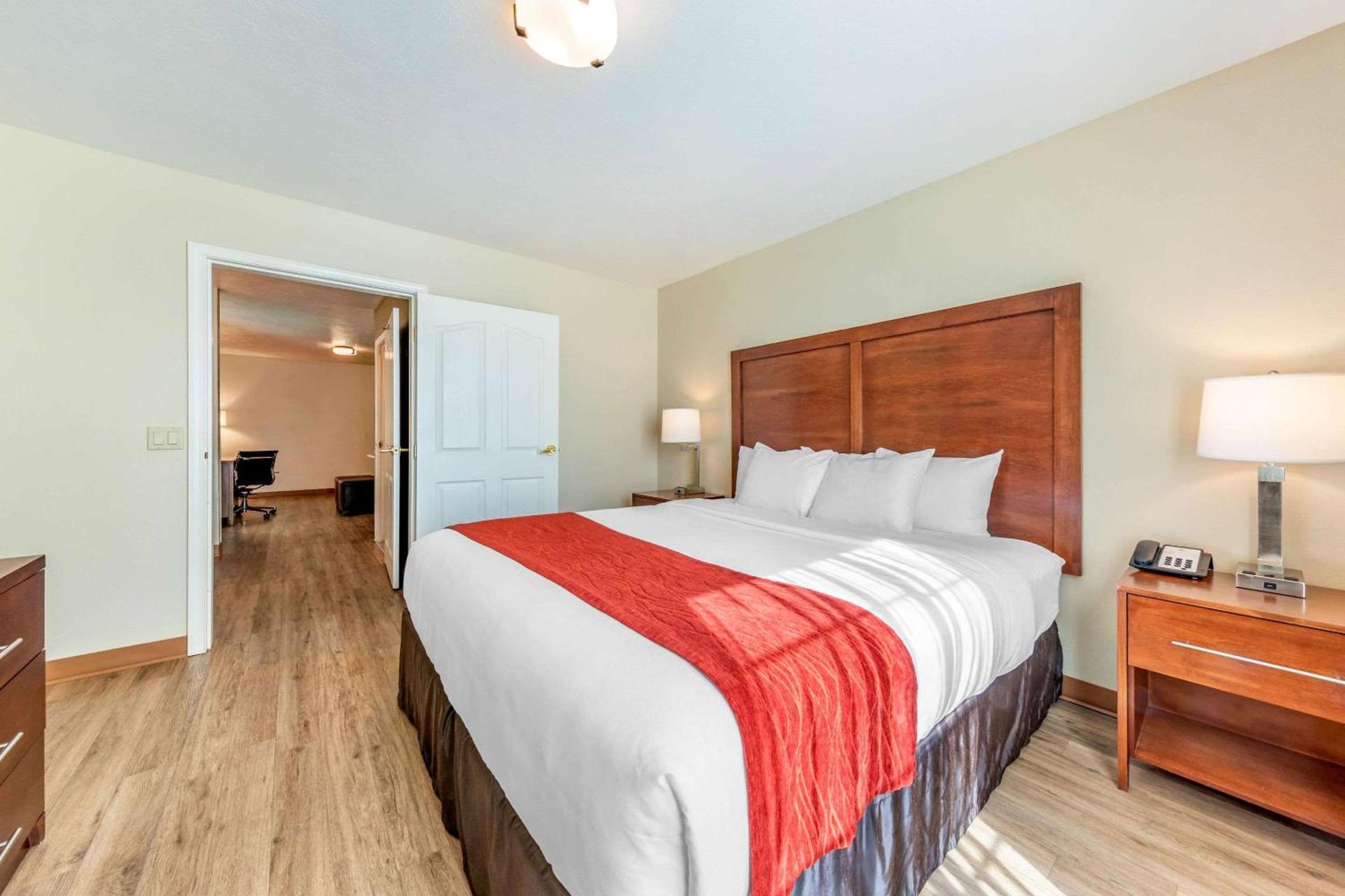 Comfort Inn & Suites Lancaster Antelope Valley photo 16