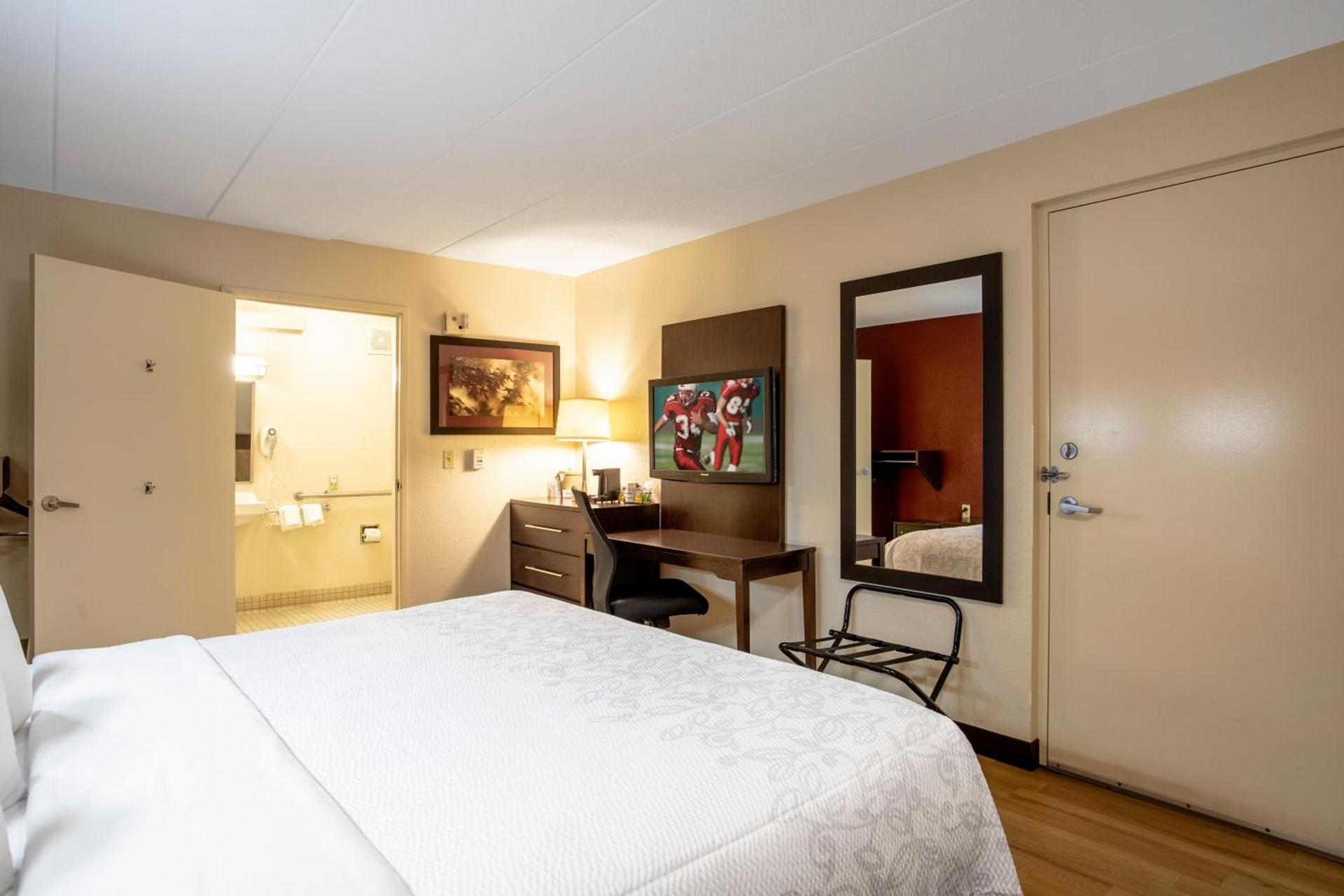 Red Roof Inn PLUS+ Baltimore North - Timonium photo 21