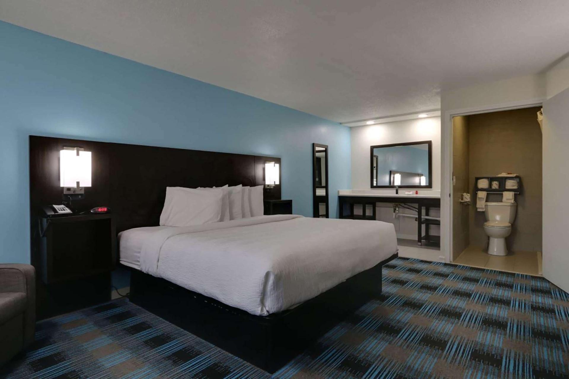 Travelodge by Wyndham Calhoun South I-75 photo 9