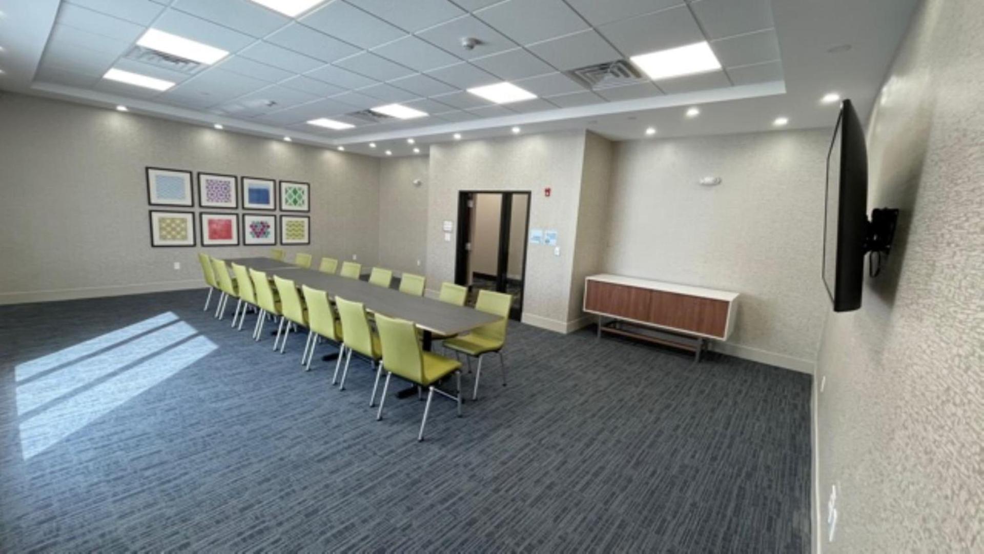 Holiday Inn Express - Fall River North photo 22