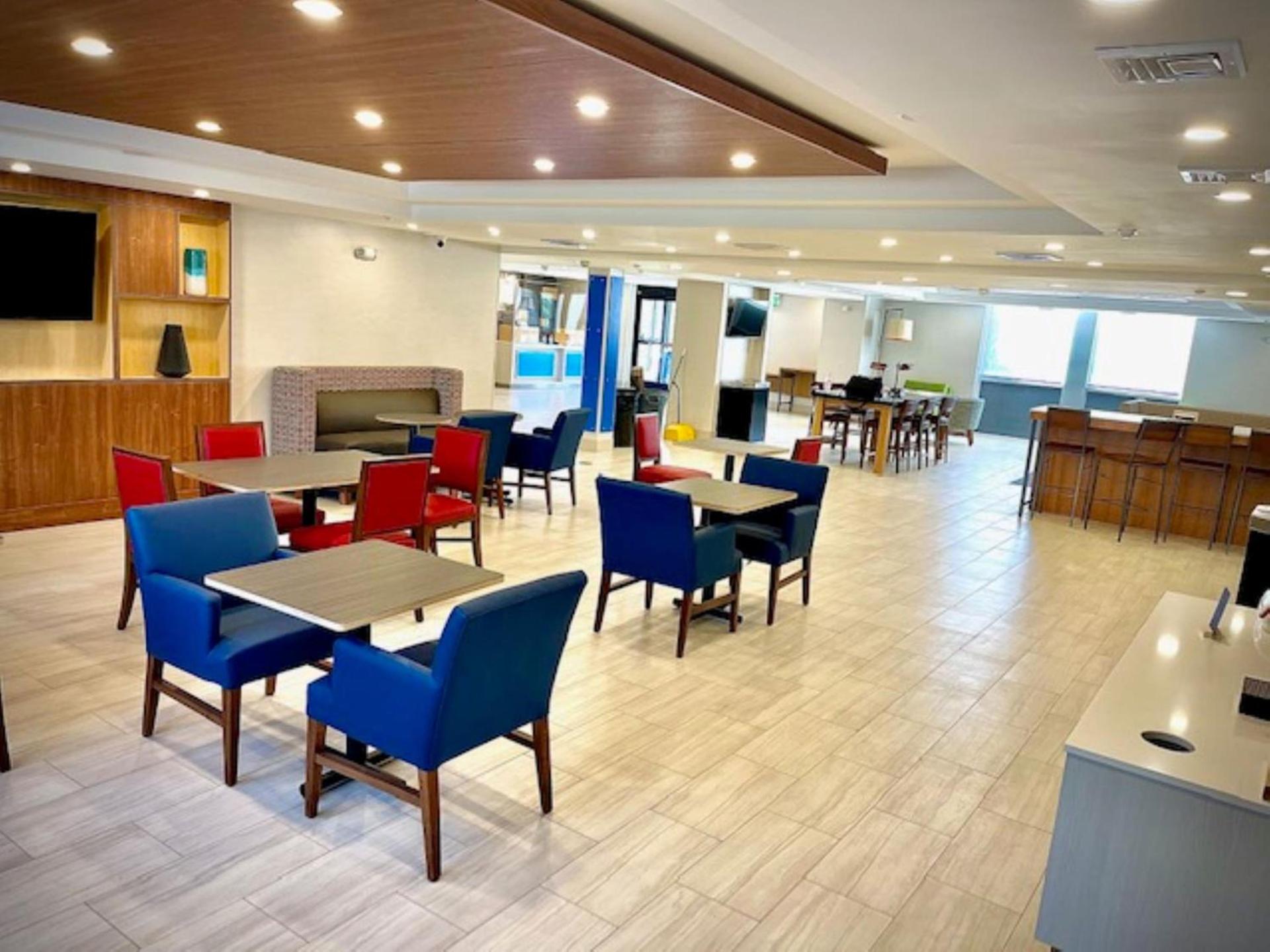 Holiday Inn Express - Fall River North photo 42