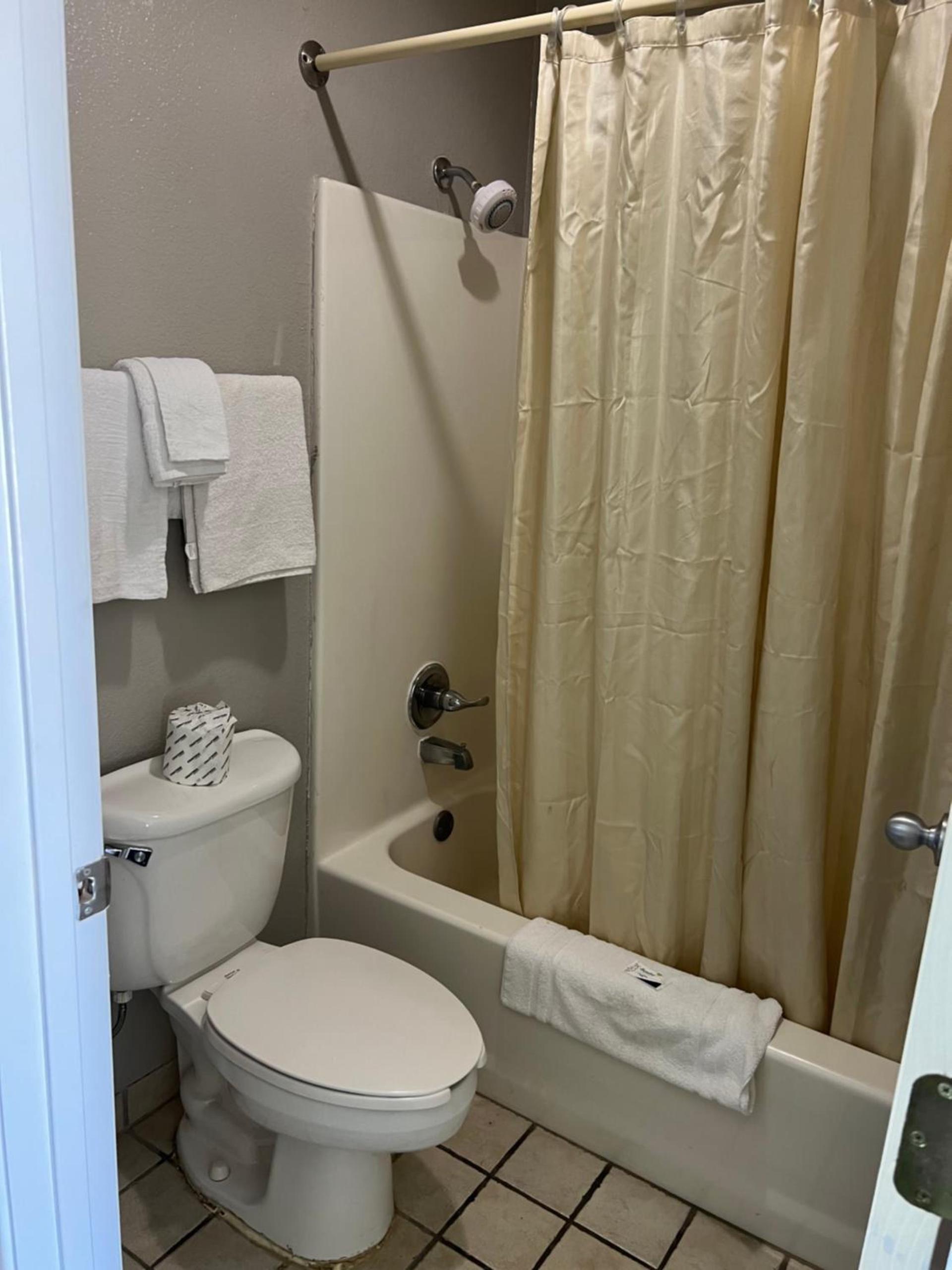 COUNTRY INN MOTEL photo 26